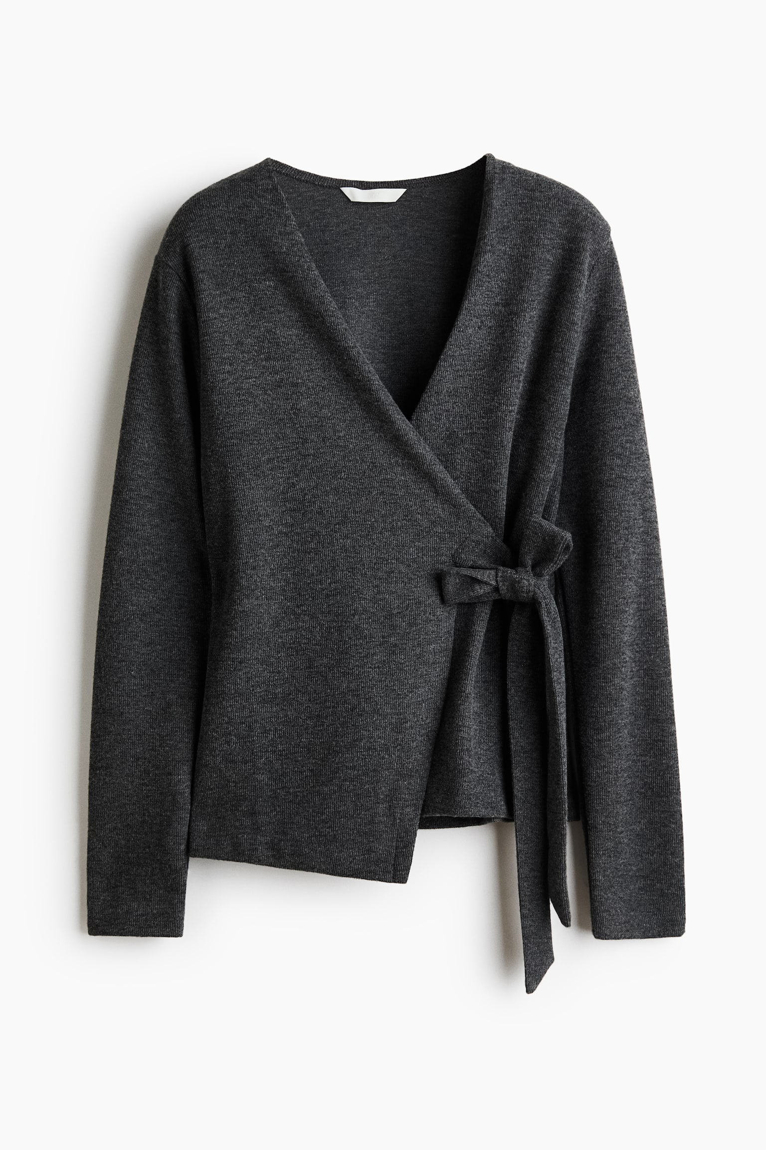 Eine dunkelgraue, fein gestrickte Wickelstrickjacke ist von vorne zu sehen und verfÃ¼gt Ã¼ber einen tiefen V-Ausschnitt sowie lange Ãrmel. Der Wickelverschluss auf der Vorderseite wird seitlich mit einem breiten, passenden Stoffband geschlossen, das zu einer Schleife gebunden ist.
