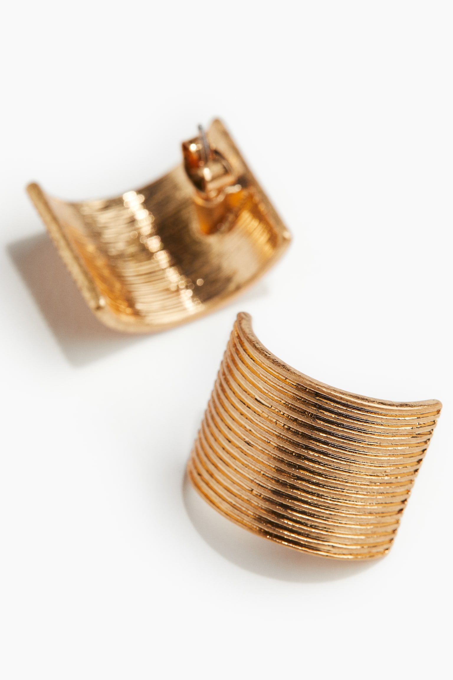 Fluted earrings - Gold-coloured - 1