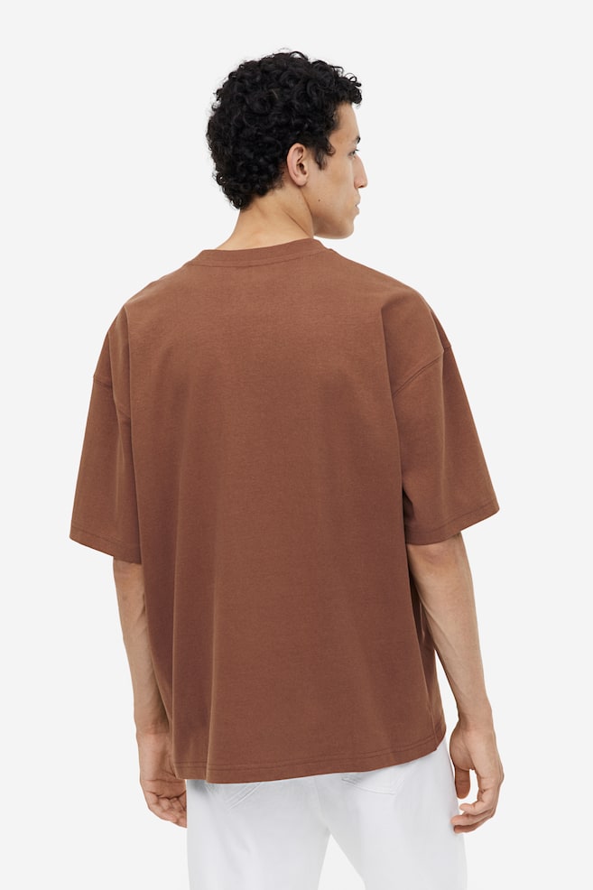 T-shirt i bomuld Oversized Fit - Brun/Sort/Offwhite/Lys beige/dc - 7