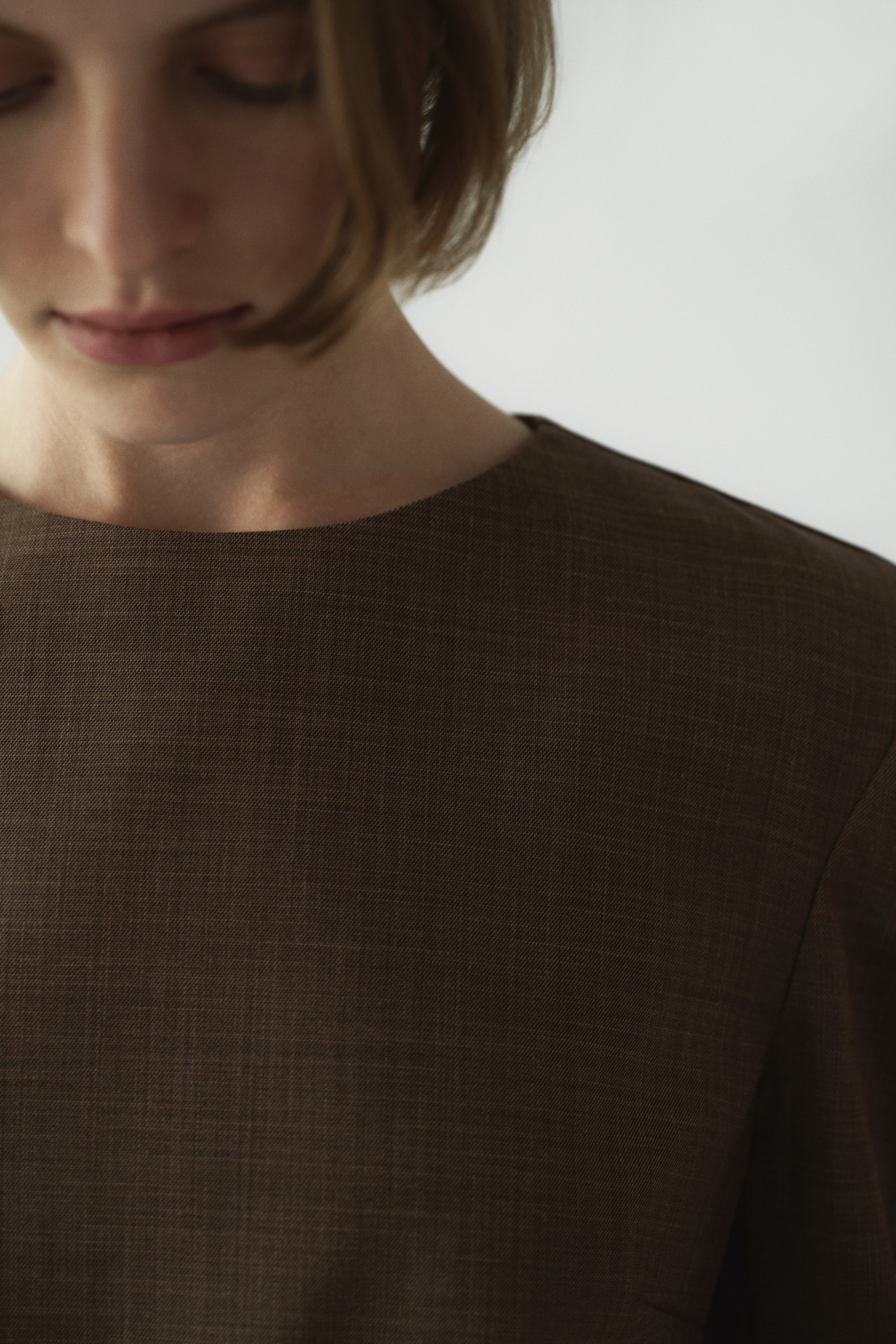 Näytä suurempi kuva: Olkatopattu mekko - Harmaanruskea - NAISET | H&M FI 2