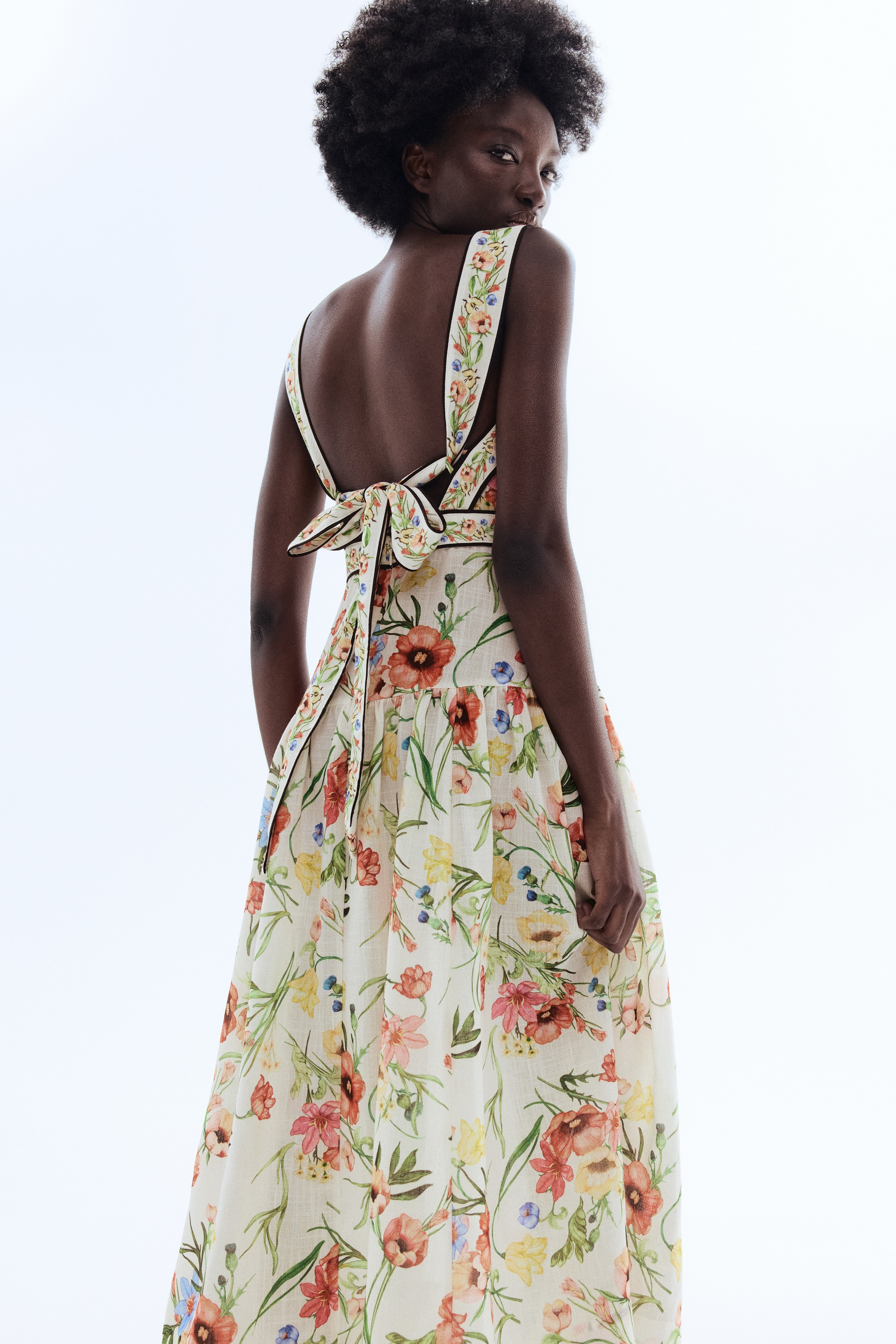 Kleid mit BindedetailModell