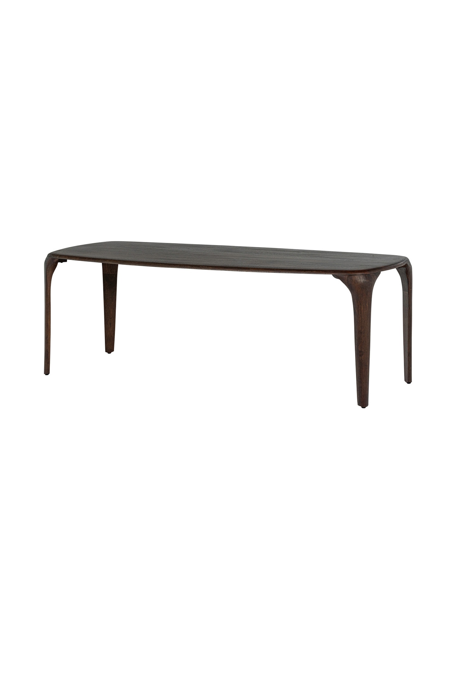 Une table de salle à manger ovale en bois sombre, avec une jambe sculpturale et évasée sur la gauche et un vase en céramique brun avec des branches vertes, est entourée de quatre chaises de salle à manger en bois clair. Les chaises sont conçues avec des dossiers ouverts et incurvés et sont tapissées d'un tissu clair et texturé.