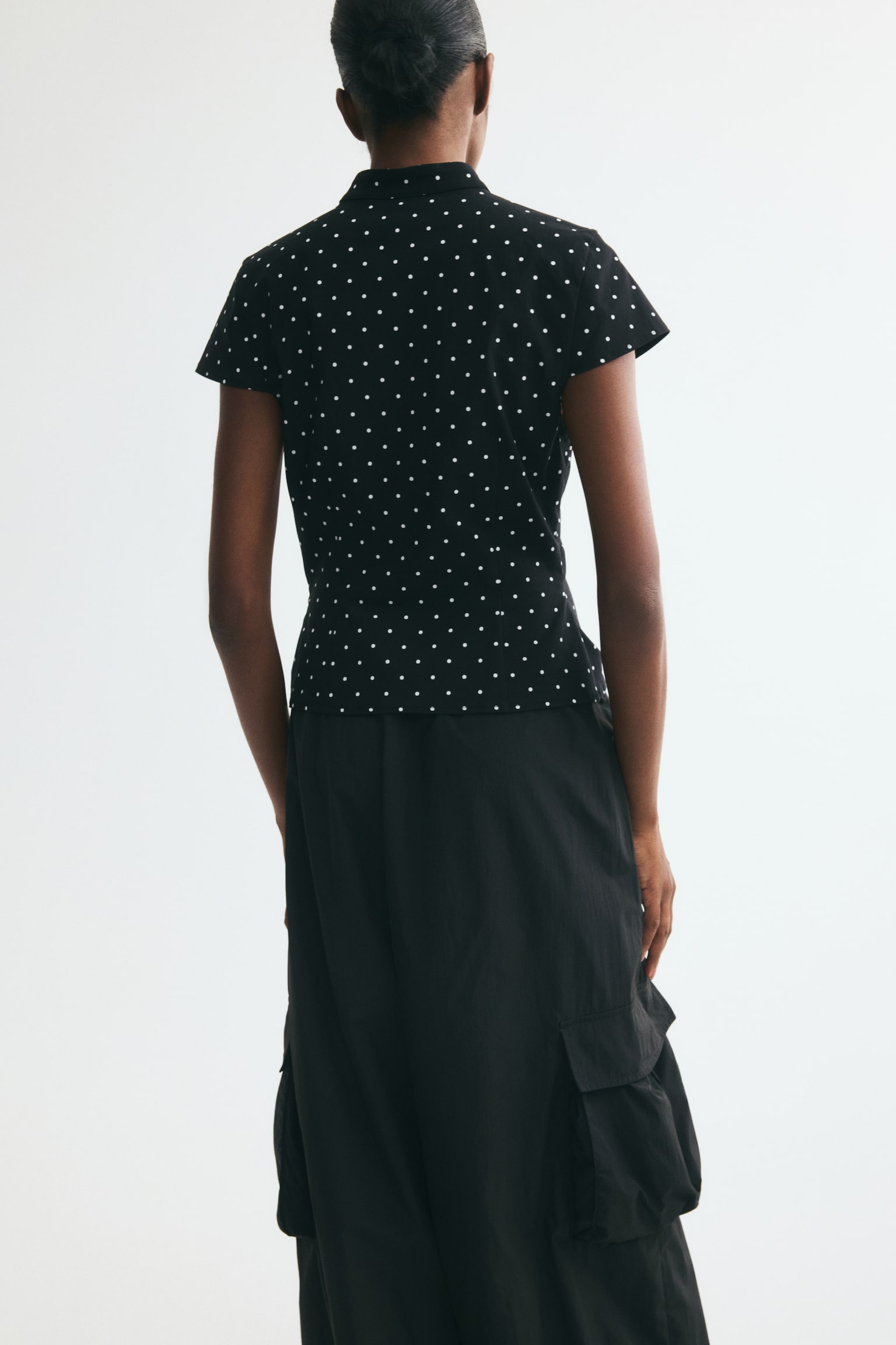 Женский топ H&M Viscose-Blend Top with Keyhole Detail, цвет: Чёрный / В горошек — фото 5