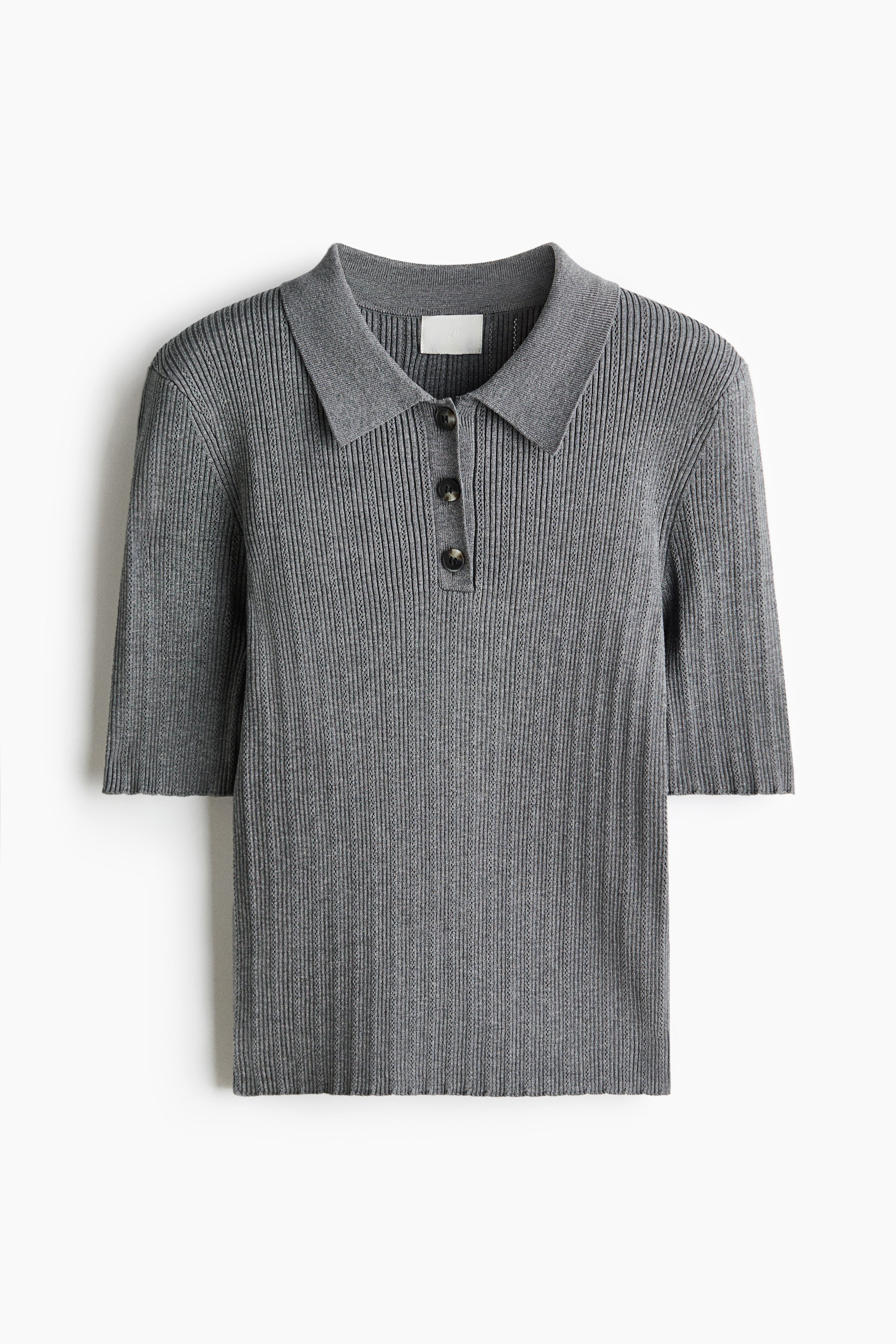 הצגת תמונה גדולה יותר: חולצת פולו סרוגה בריב בצבע אפור מוצגת חזיתית (FRONT), עם צווארון פולו, פתיחה עם שלושה כפתורים כהים ושרוולים באורך מרפק.