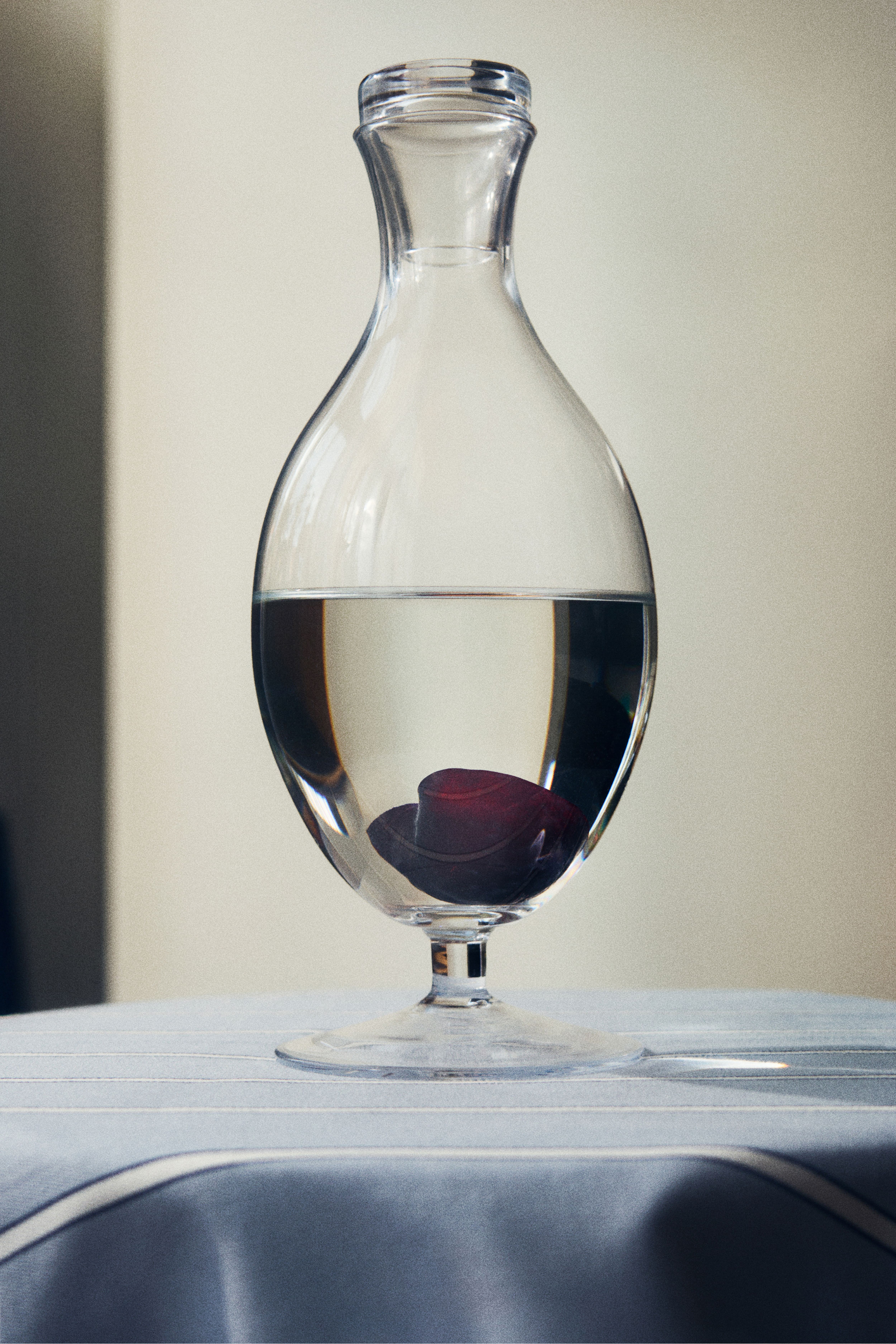 Carafe à vin sur pied