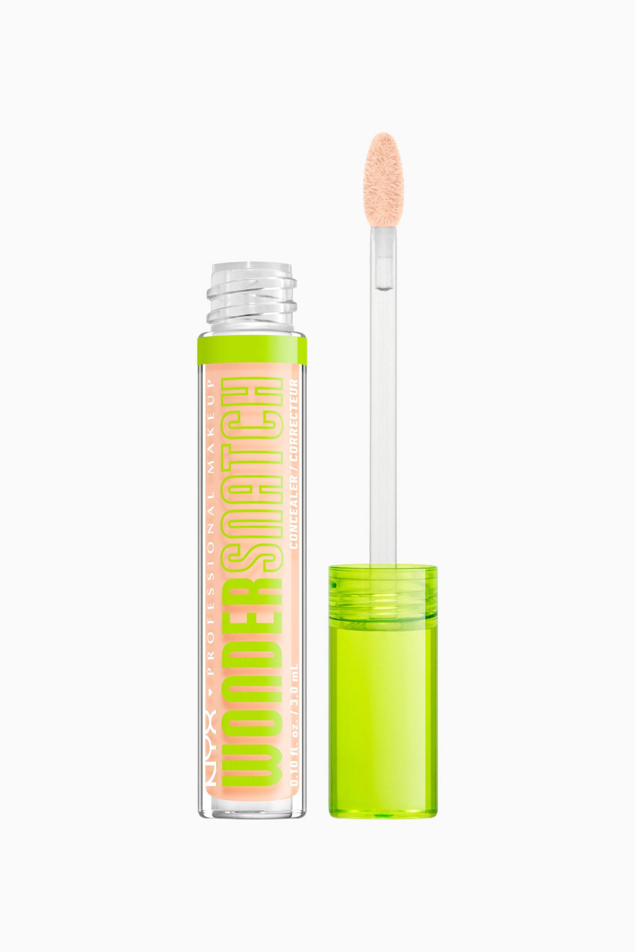 Visa större bild: En klar cylindrisk flaska av NYX Wondersnatch concealer står upprätt, fylld med ljus persikofärgad vätska och med en neongrön etikett. Dess matchande neongröna lock är öppet och avslöjar en klar applikatorstav med en ljus persikofärgad doe-foot spets.