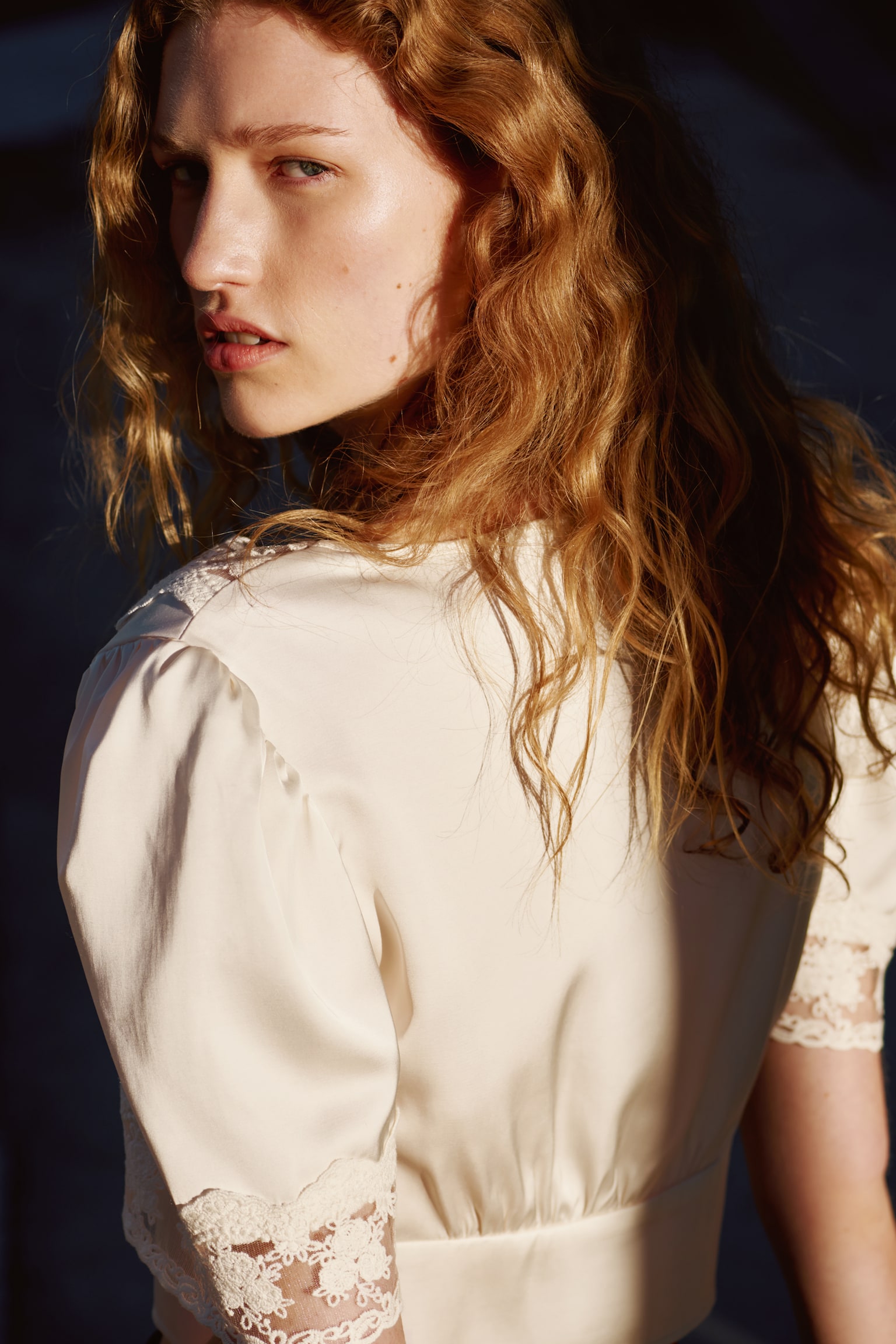 חולצה באורך המותן עם פסי תחרה - לבן - 4