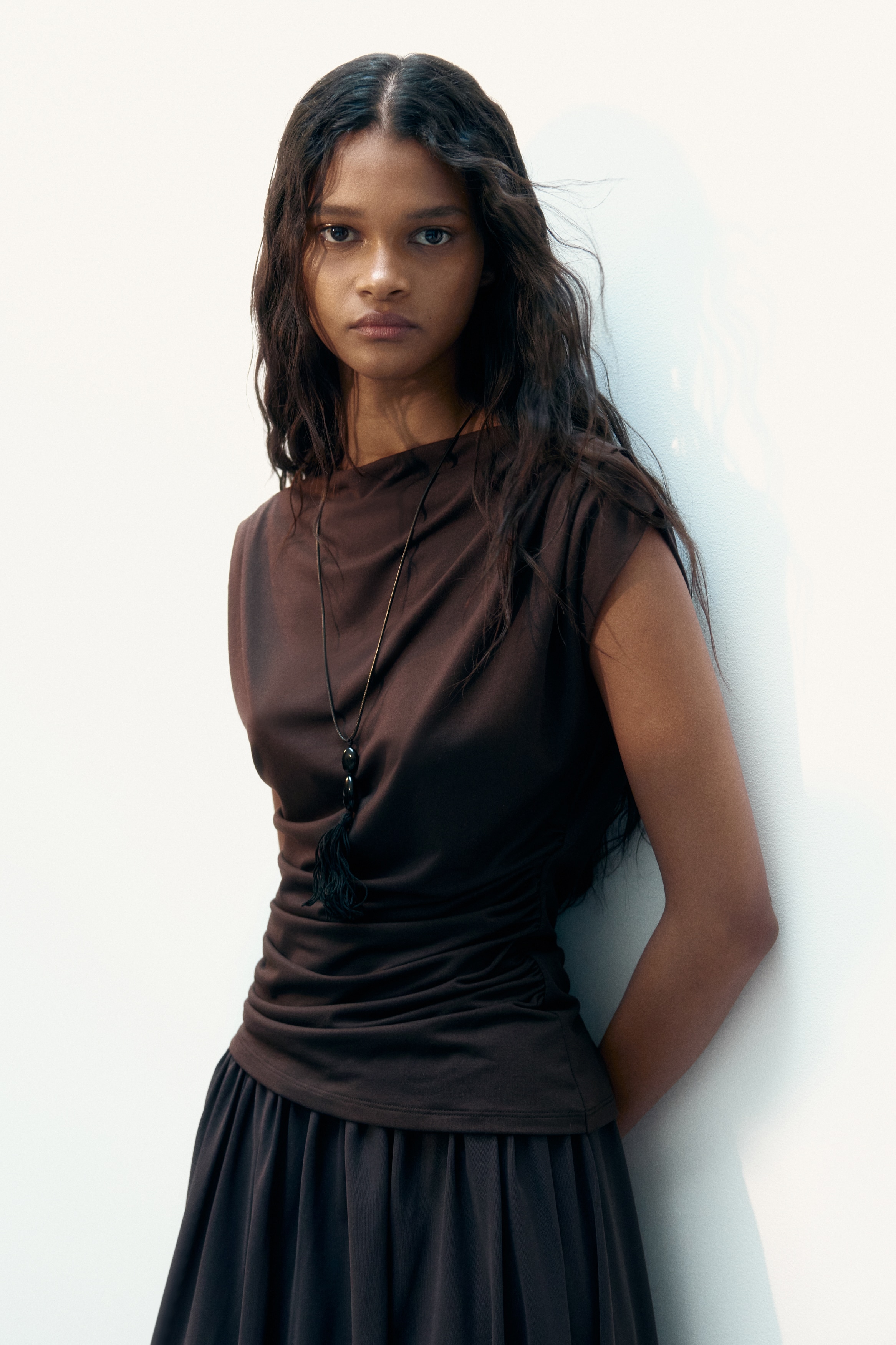 Ντραπέ μπλούζα με λαιμόκοψη χαμόγελο - Σκούρο καφέ/Σκούρο μπλε ραφ/Μπεζ/Κρεμ