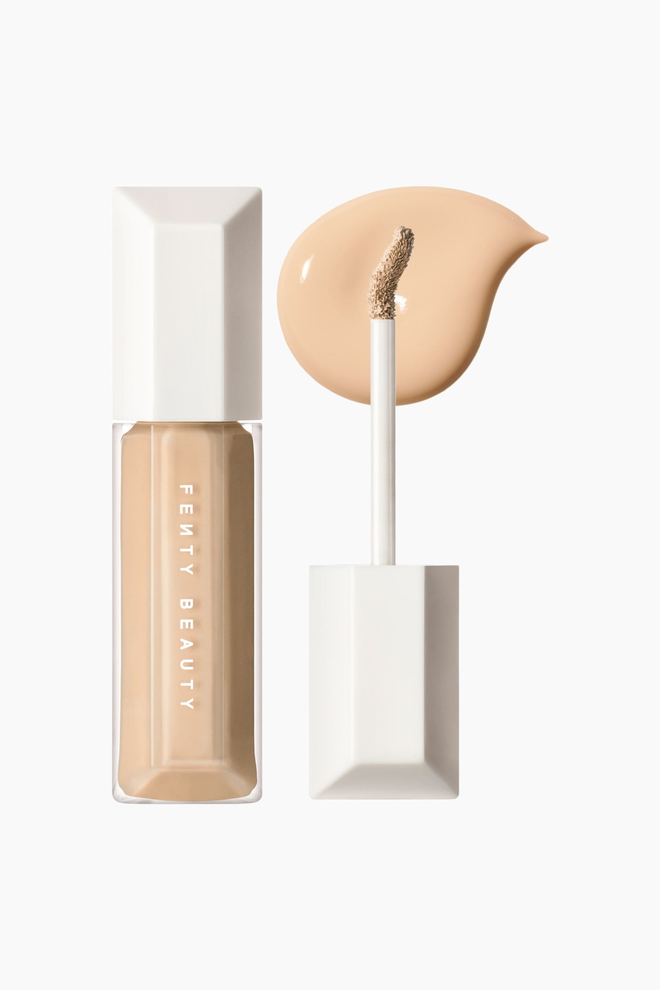 Visa större bild: We're Even Hydrating Longwear Concealer står upprätt och visar sin klara, facetterade tub fylld med en ljus-medium beige vätska bredvid det avskruvade vita locket och applikatorn. Applikatorn har en böjd doe foot-spets täckt av produkt, med ett jämnt, droppformat swatch av den beige concealern synligt direkt bakom den.