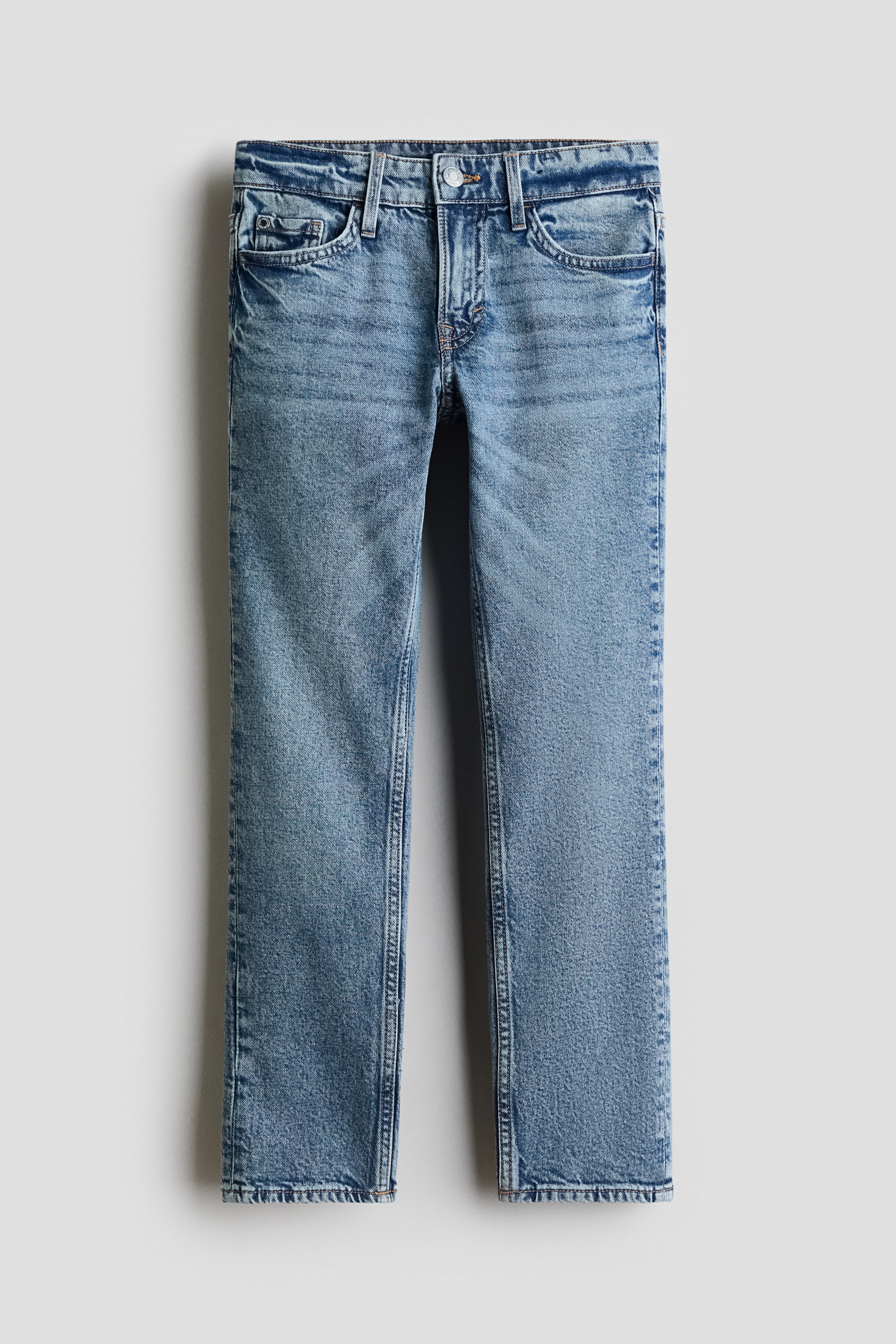 Größeres Bild anzeigen: Hellblaue Jeans in Waschung in Vorderansicht, mit Knopf- und Reißverschluss, klassischem Five-Pocket-Styling mit Metallnieten und geradem Beinverlauf mit dezenten Used-Effekten.