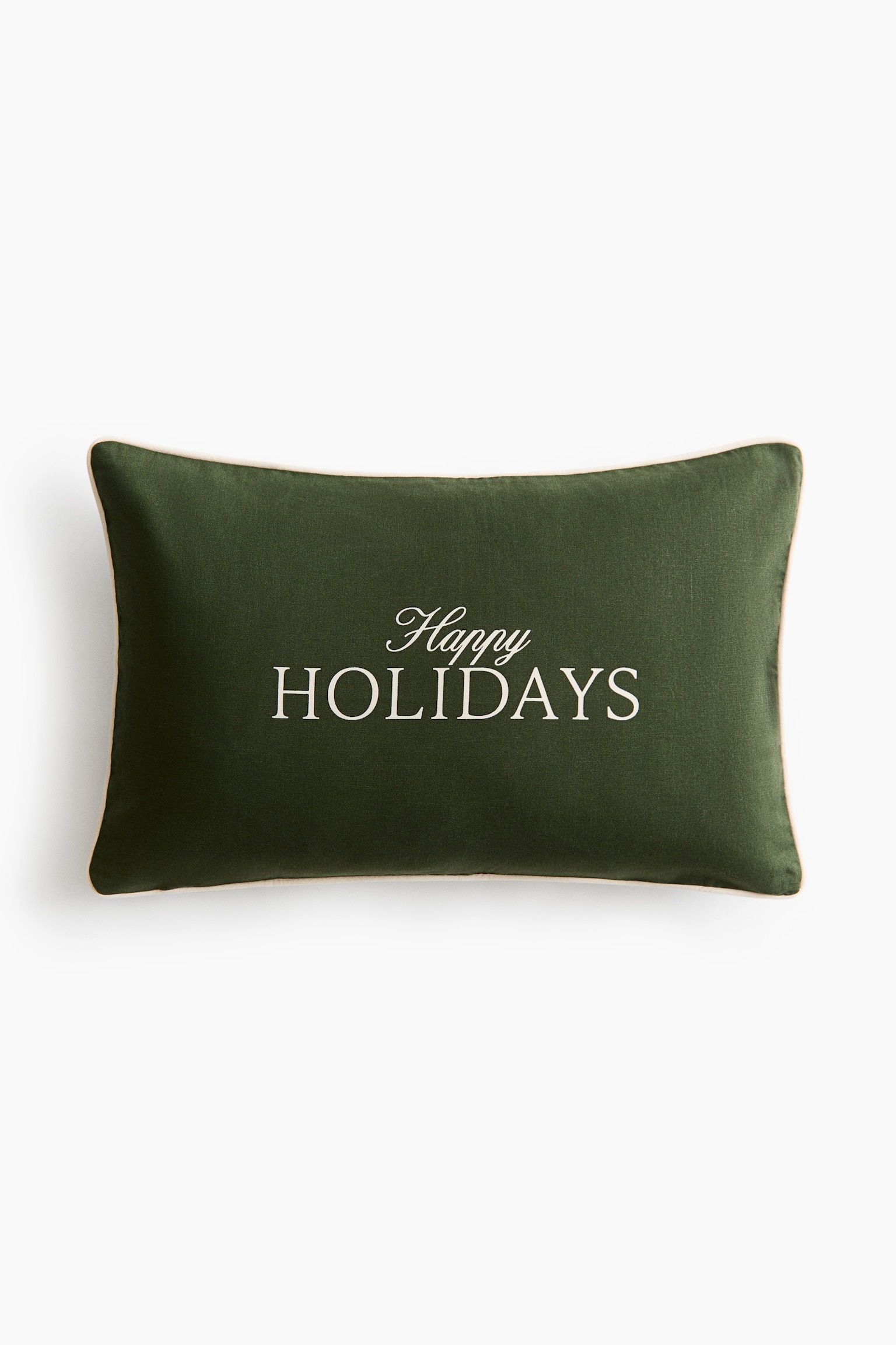 En rektangulär mörkgrön kudde vänd framÃ¥t visar den broderade krämfärgade texten âHappy HOLIDAYSâ i mitten, där âHappyâ är skrivet i kursiv stil och âHOLIDAYSâ med seriffblockbokstäver. Kudden har tunn krämfärgad passpoal längs ytterkanterna.