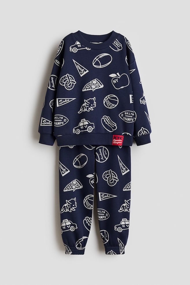 2-teiliges Sweatshirt-Set mit Print - Marineblau/NYC/Hellgrau/Dinosaurier/Schwarz/Bären/Dunkelblau/Löwen - 1