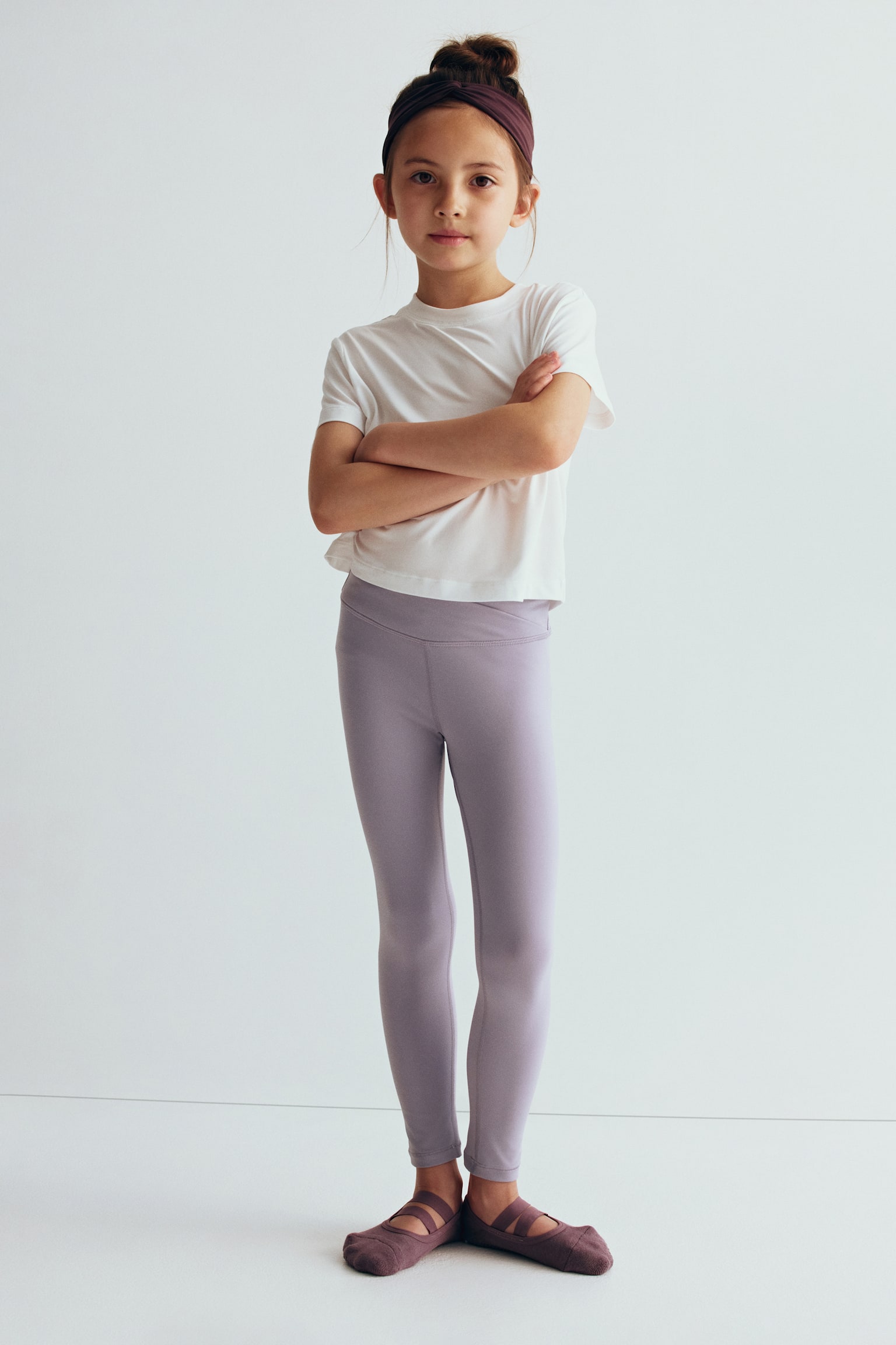 SoftMove? teknolojisine sahip spor taytlar, açık mor renkte ve yüksek, V şeklinde bir çapraz bel bandıyla sunulmaktadır. Bacaklar boyunca görünen düz dikişler ve kısa boy ile dikkat çekmektedir. - 1