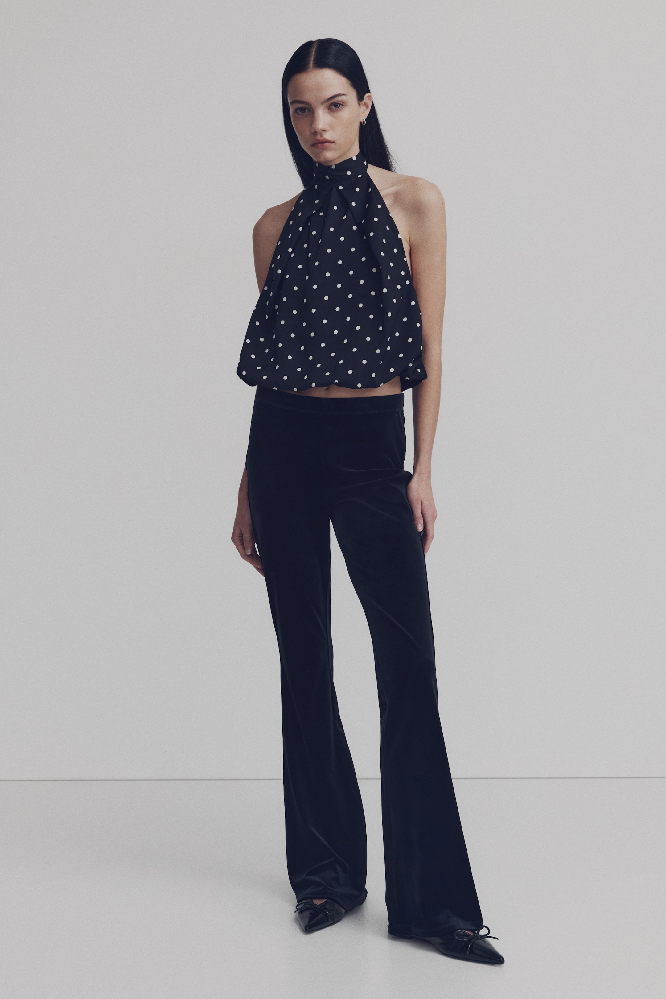 Grotere afbeelding bekijken: Satijnen haltertop - Zwart/stippen - DAMES | H&M BE 2