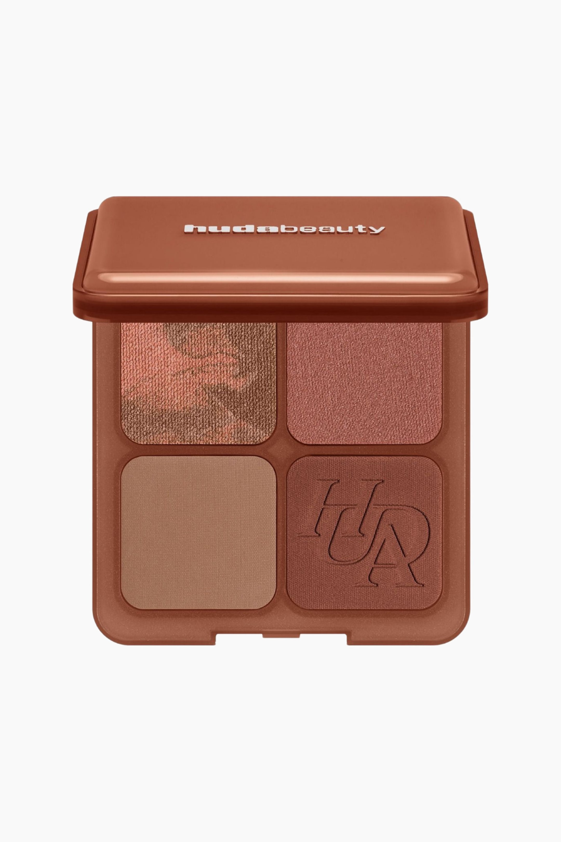 Visa större bild: Bronze Filter Palette visas i en frontvänd vy av en öppen, varmbrun fyrkantig compact med fyra puderfack. Översta raden visar en marmorerad bronsskimmernyans och en roséguldsskimmernyans, medan nedersta raden visar en matt tan-nyans och en matt terrakottanyans med präglad monogramlogo.