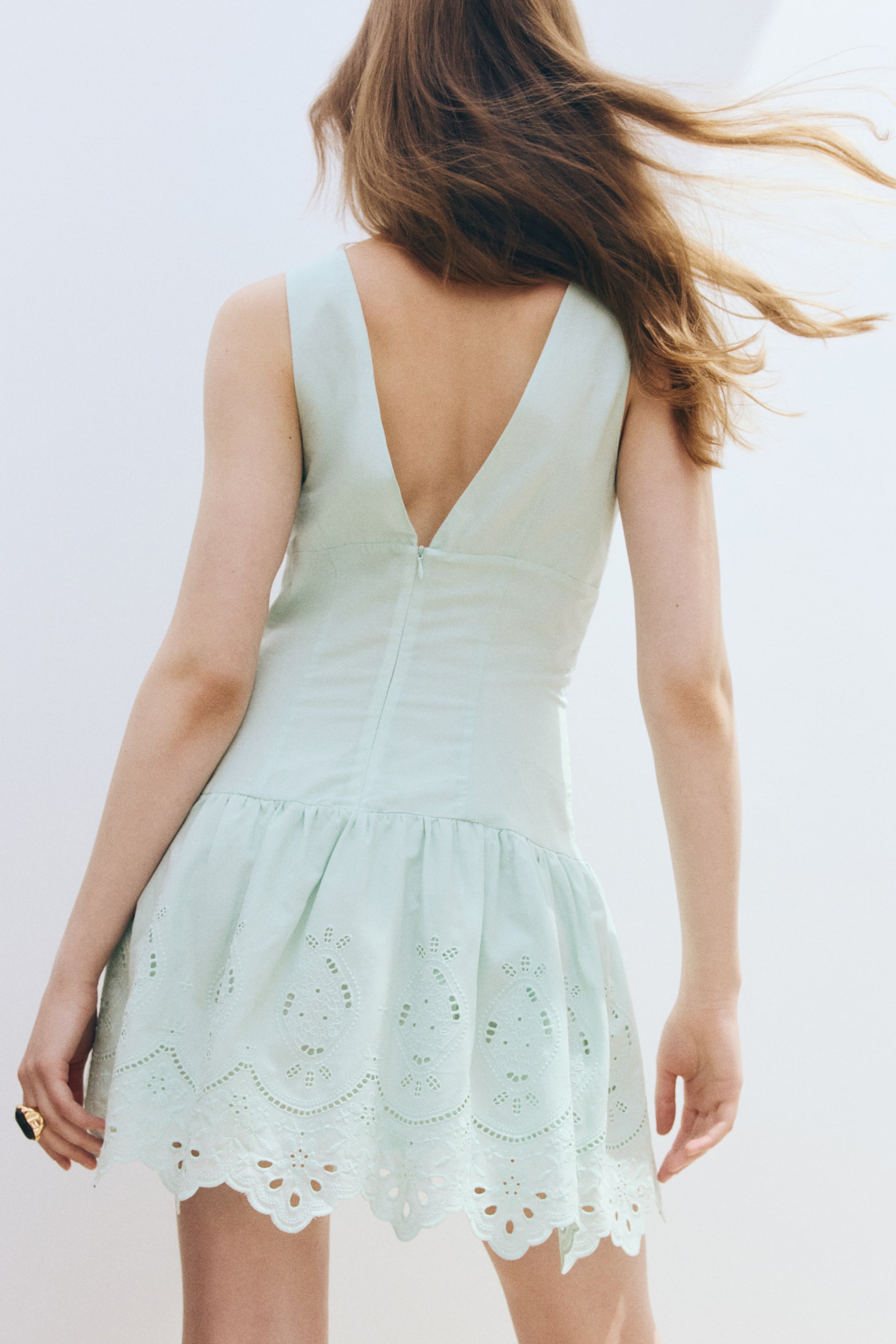 Robe avec jupe évasée en broderie anglaise