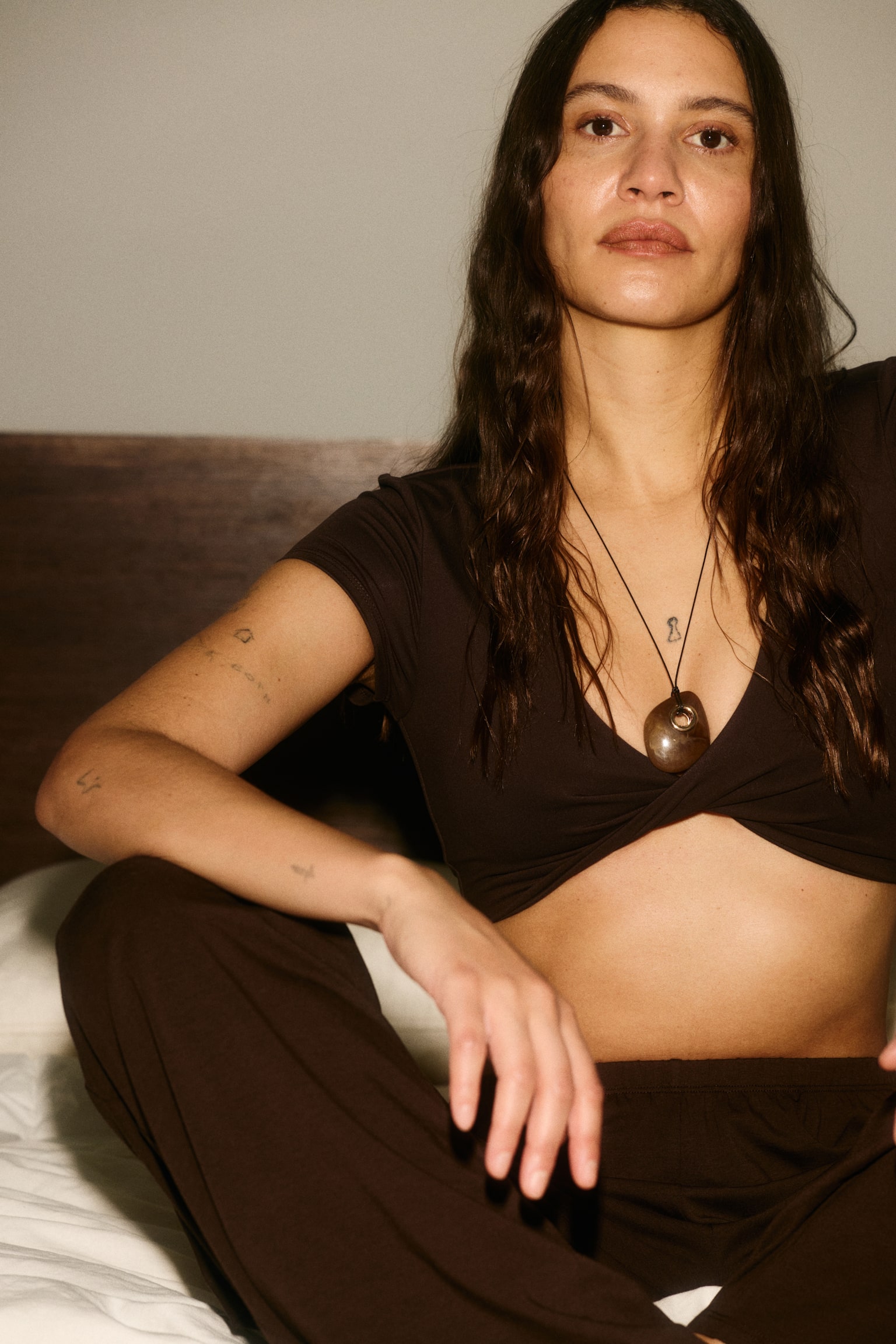 חולצת קרופ לספורט עם פיתול SoftMove™‎ - חום חם - 1