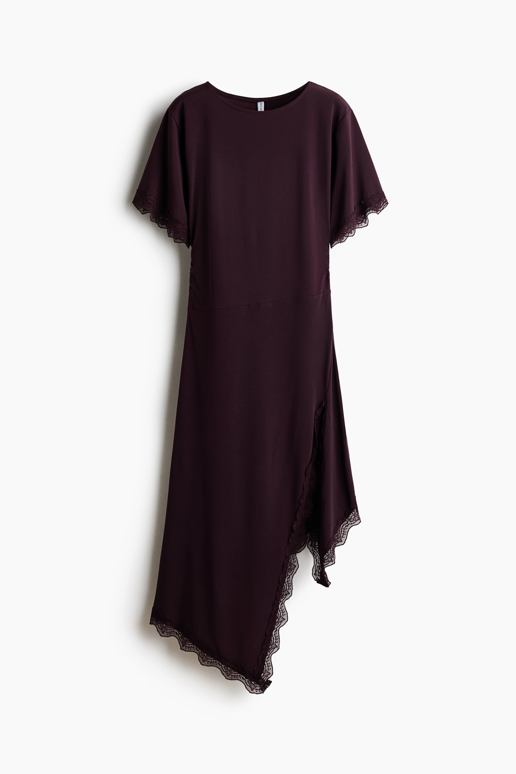 Größeres Bild ansehen: Ein dunkelpflaumenfarbenes, wadenlanges Kleid wird von vorne gezeigt. Es verfügt über einen Rundhalsausschnitt, kurze Ärmel mit zarter Spitzenbordüre und dezente Raffungen in der Taille für einen drapierten Effekt. Das Kleid fällt in einen asymmetrischen Saum mit passender Spitze und einem hohen Seitenschlitz.