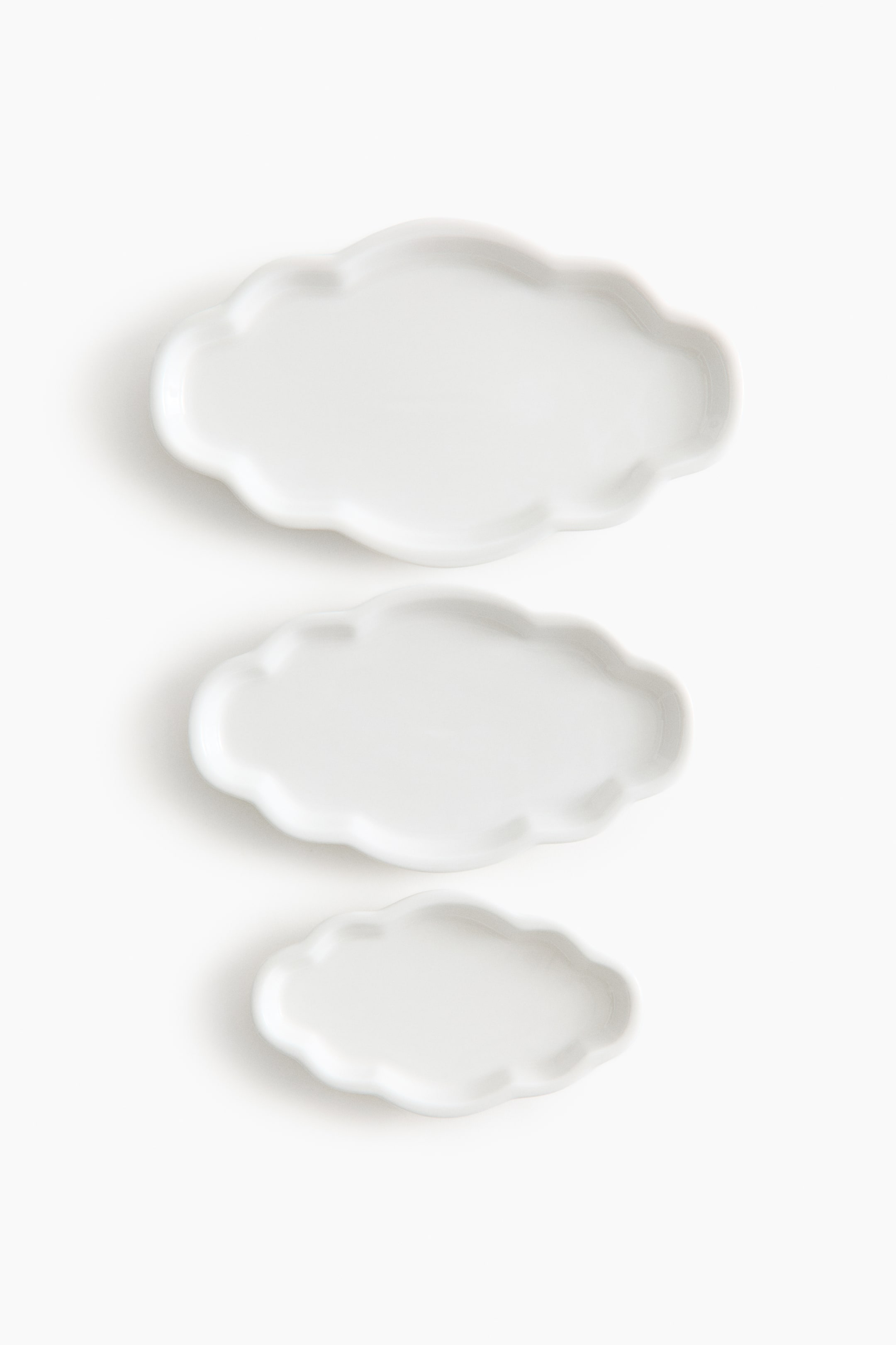 Lot de 3 assiettes de service en porcelaine