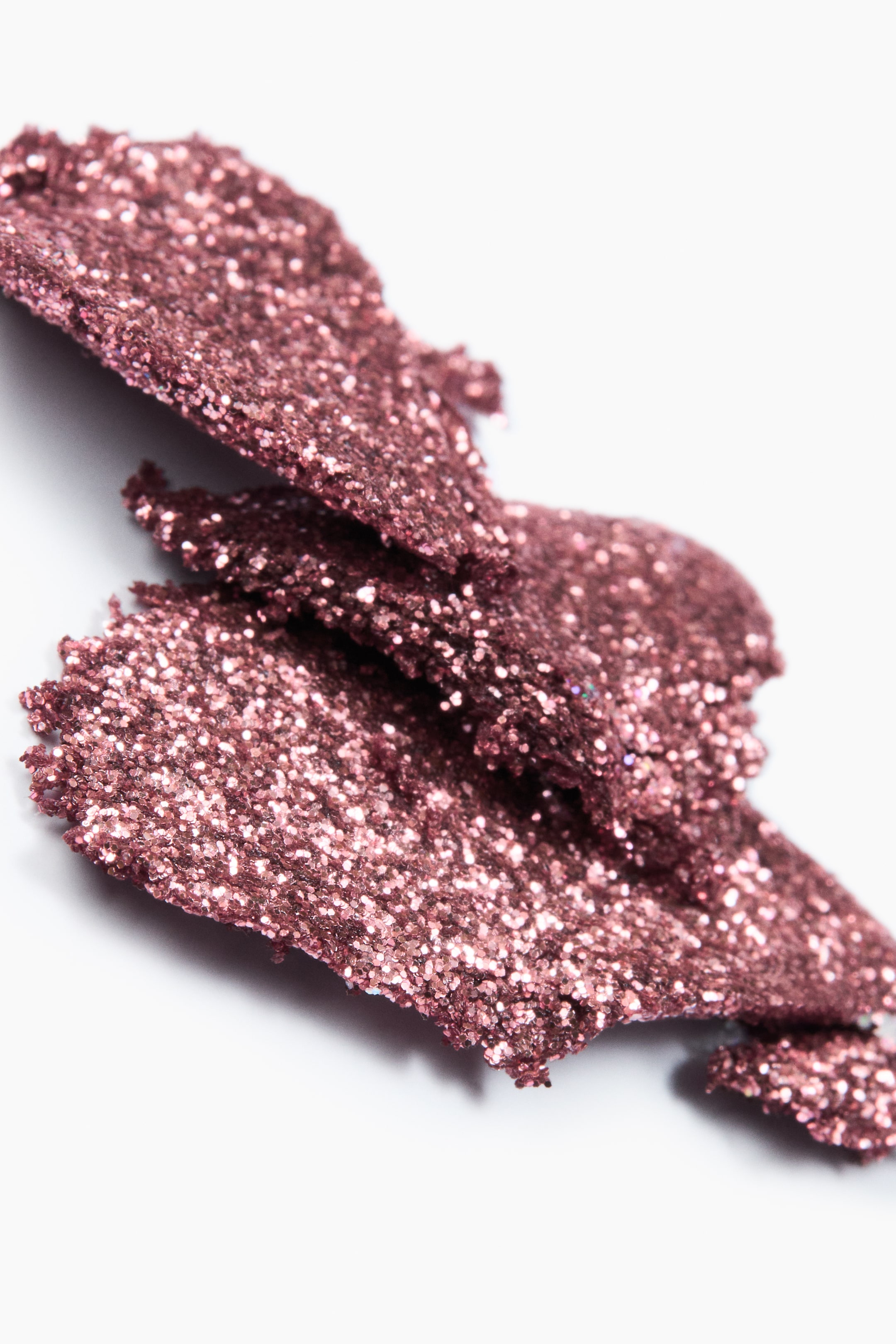 Grotere afbeelding bekijken: Oogschaduw verschijnt als gelaagde stapels glinsterende roségouden glitter.