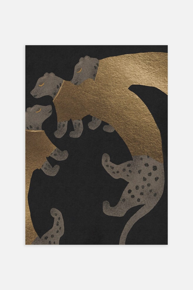 En rektangulÃ¤r konstprint visar stiliserade, sammanflÃ¤tade leoparder mot en enfÃ¤rgad svart bakgrund. Leoparderna har texturerade grÃ¥ huvuden och lemmar med mÃ¶rka flÃ¤ckar, slutna gyllene Ã¶gon och metalliskt guldfÃ¤rgade kroppar som bÃ¶jer sig runt varandra i en flytande komposition. - 1