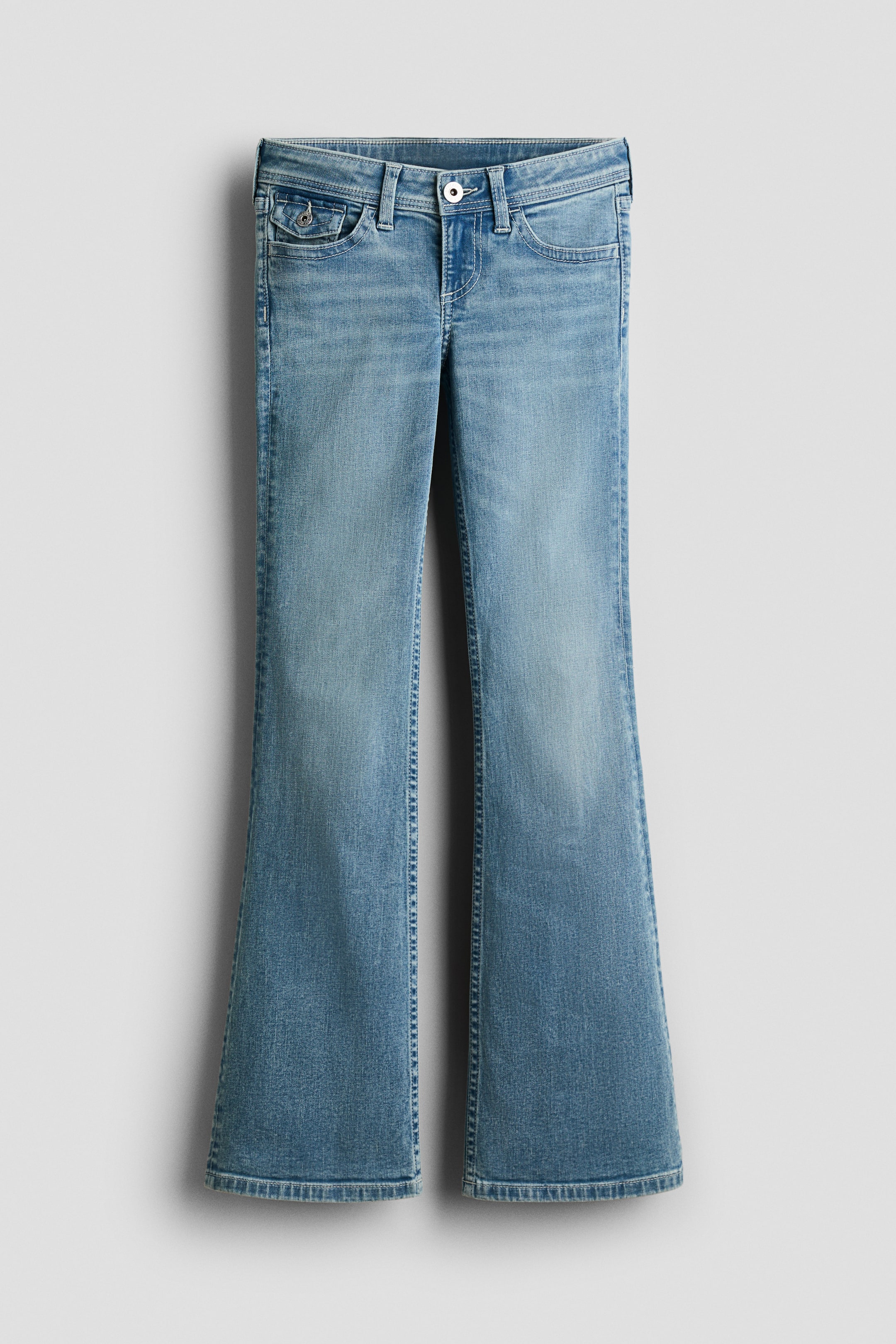 Visualizza l'immagine ingrandita: Jeans a zampa d'elefante azzurri con vestibilità aderente su fianchi e cosce, chiusura con bottone e zip, e passanti per cintura. Presentano tasche anteriori, compresa una tasca per monete, e un effetto sbiadito su cosce e ginocchia.