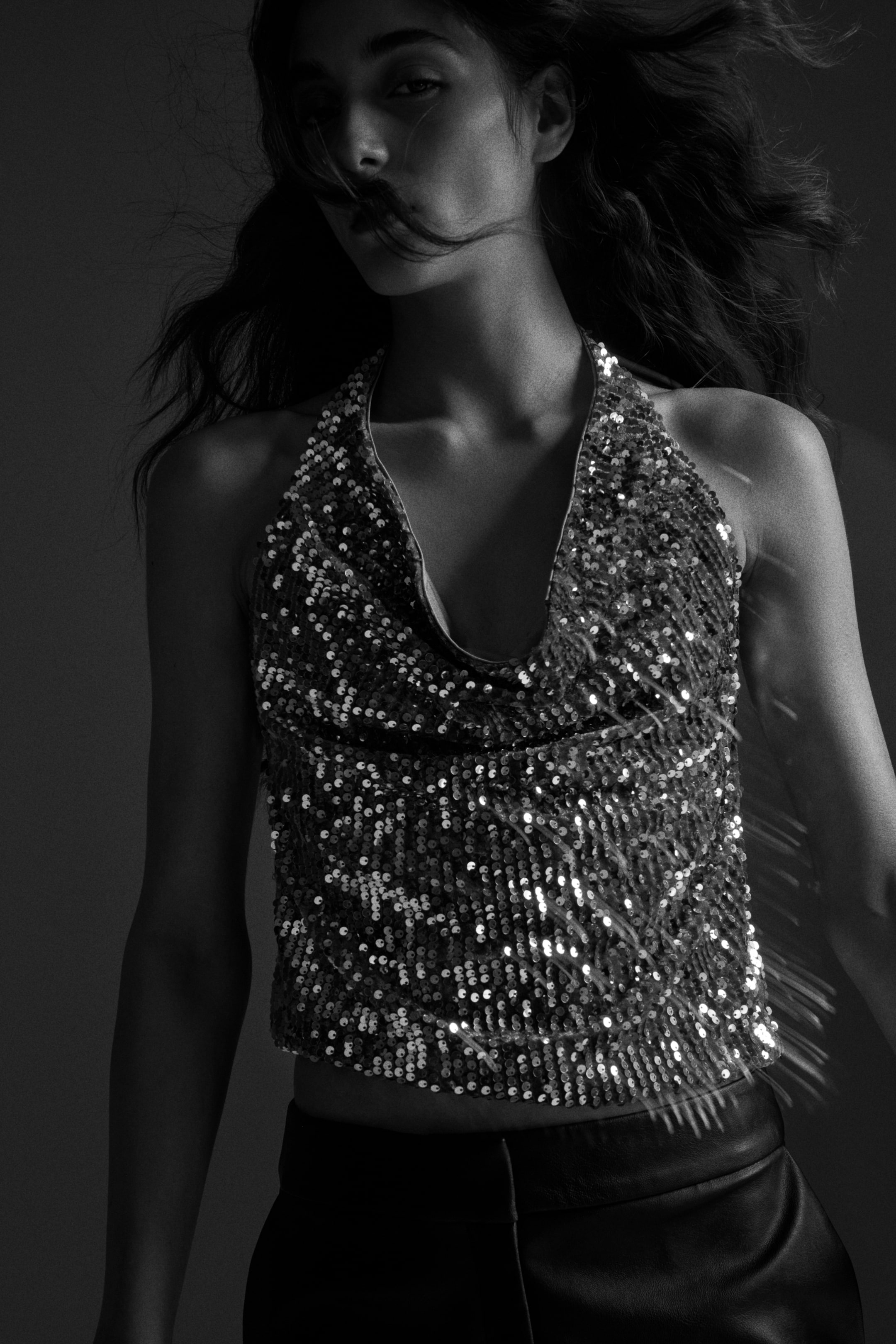 Ver imagen más grande: Top halter de lentejuelas - Plateado - MUJER | H&M ES 3