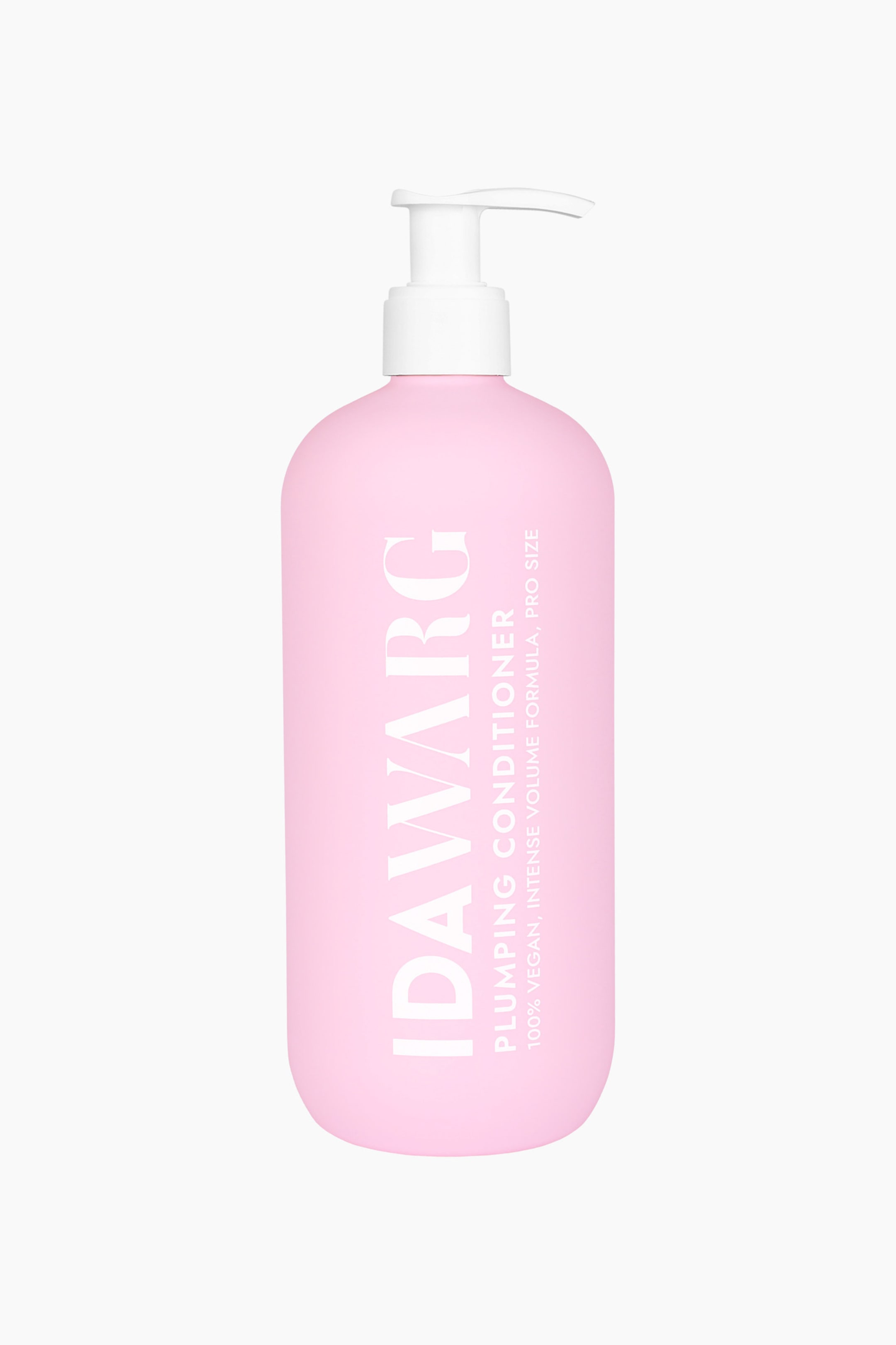 Größeres Bild ansehen: Eine pinkfarbene, zylindrische Flasche mit einem weißen Pumpenspender steht aufrecht und ist nach vorne gerichtet. Auf der Vorderseite ist der weiße Text "IDAWARG PLUMPING CONDITIONER" und "100% VEGAN, INTENSE VOLUME FORMULA, PRO SIZE" aufgedruckt.