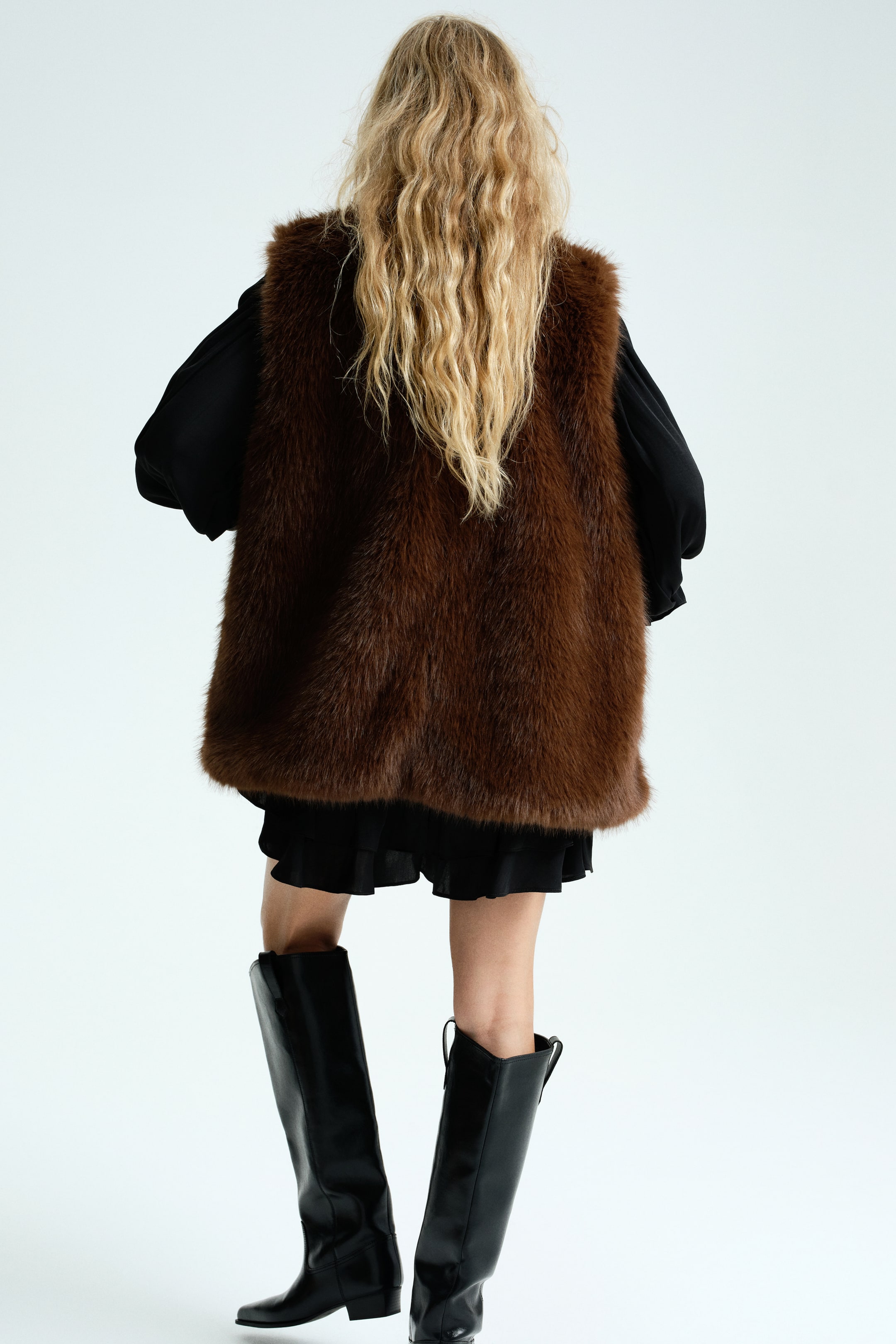 View larger image: Fluffy gilet - Dark brown - Ladies | H&M HK 4