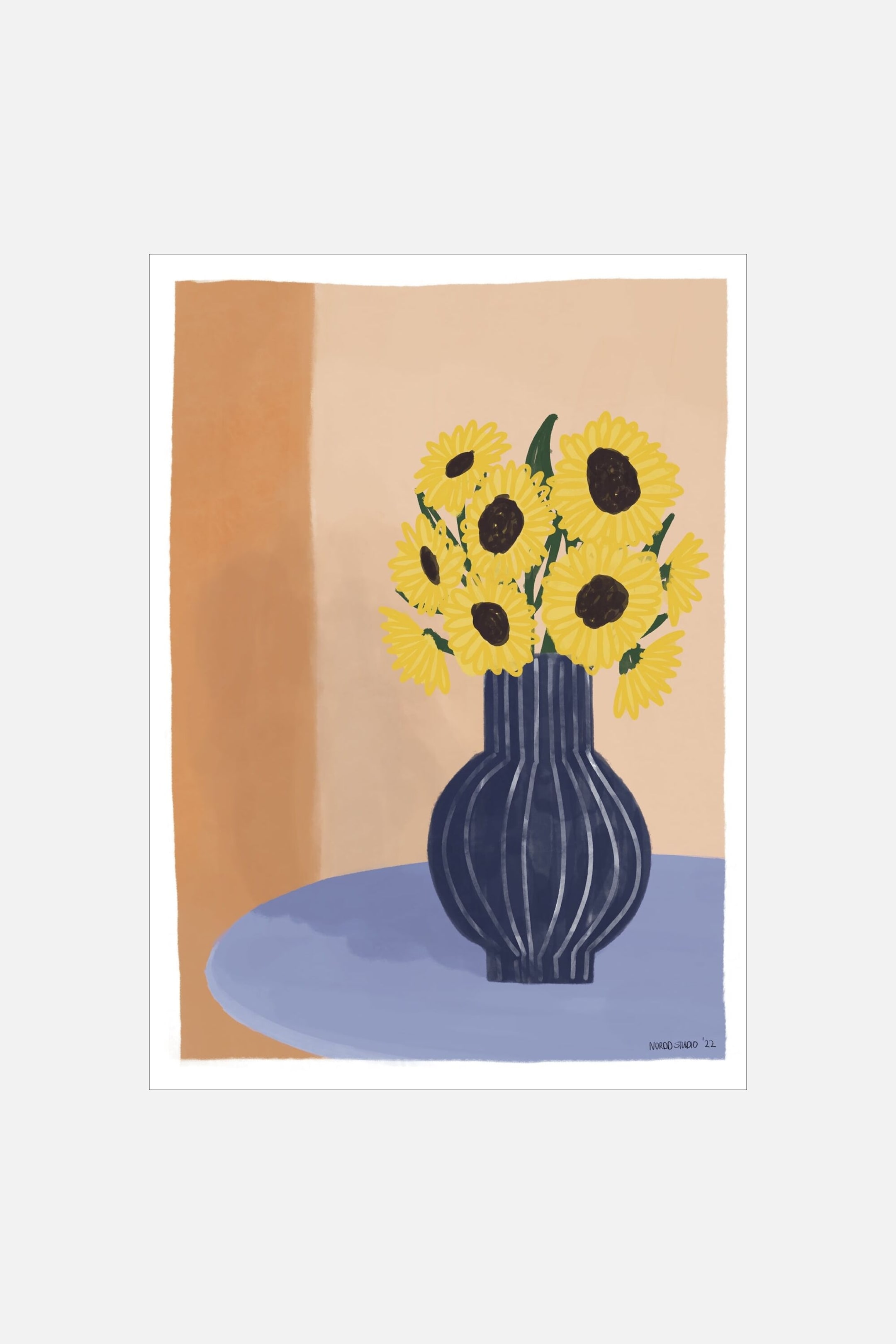 Größeres Bild anzeigen: Eine Illustration zeigt eine frontale Ansicht einer dunkelblauen, bauchigen Vase mit vertikalen weißen Streifen, die einen Strauß Sonnenblumen enthält. Die Sonnenblumen präsentieren leuchtend gelbe Blütenblätter und dunkle Zentren, während die Vase auf einem hellblauen Tisch steht, vor einem warmen Pfirsich- und Orangenhintergrund.