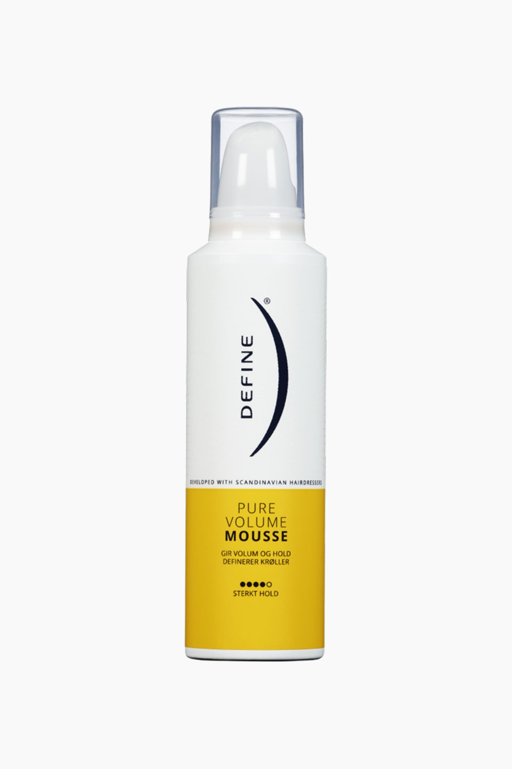 Vis større bilde: En hvit flaske med hårmousse står oppreist, med en klar plasthette over en hvit pumpe. Flasken har et gult felt nederst med "Pure Volume Mousse" i svart tekst, mens "Define" er trykt vertikalt på den hvite delen over.
