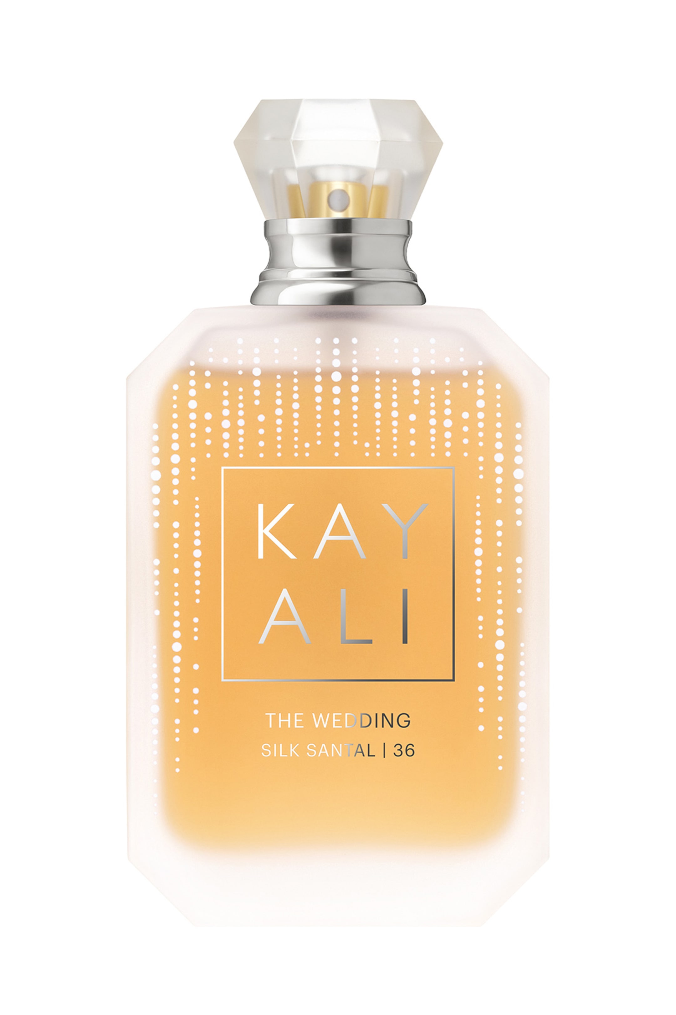 Vis større bilde: En Kayali-parfymeflaske står vendt fremover, og viser en åttekantet frostet glassflaske som inneholder en ravfarget væske. En klar, fasettert, diamantformet kork topper en sølvfarget hals, som avslører en gullfarget sprayer. Hvite prikkede vertikale mønstre pryder de frostede sidene, mens en sølvkantet rektangulær etikett på forsiden viser "KAYALI," "THE WEDDING," og "SILK SANTAL | 36" i sølvskrift.
