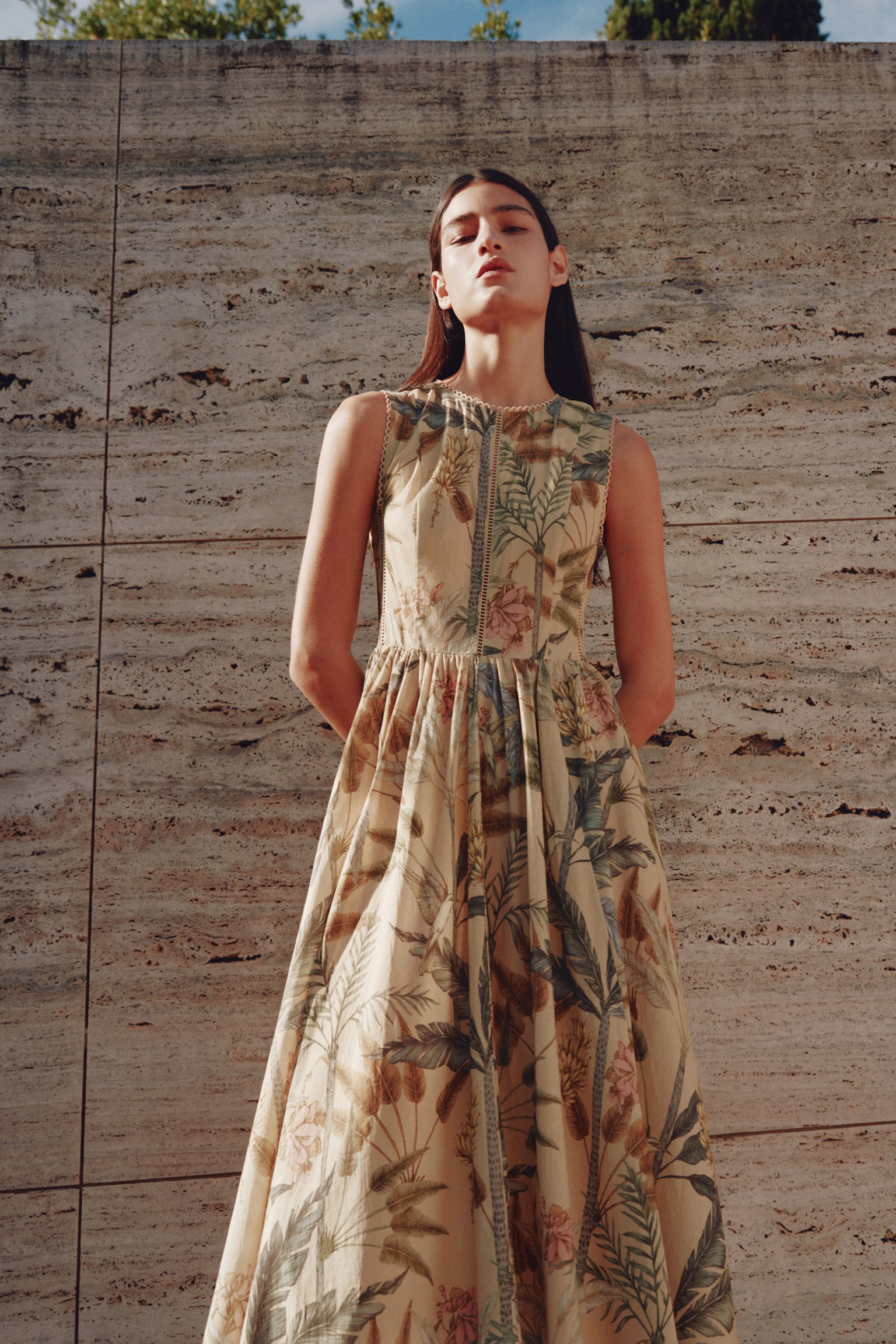 שמלת כותנה עם תחרה - בז'/צמחים - 3