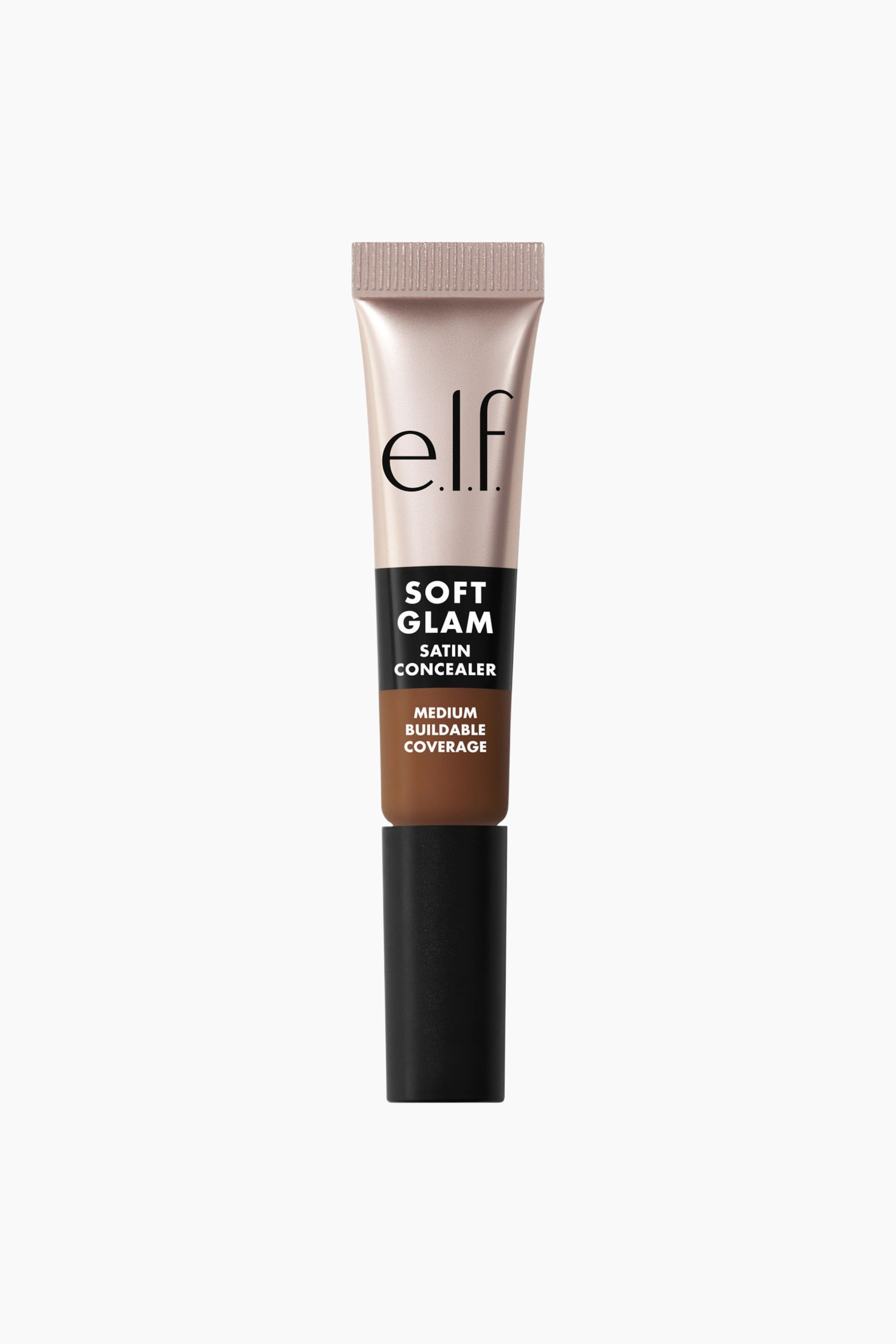 Vis større bilde: En elf Soft Glam Satin Concealer-tube står oppreist og vendt mot kameraet, med en krimpet roségulltopp med 'elf' i svart skrift. Under denne sitter et svart bånd med teksten 'Soft Glam Satin Concealer' i hvitt, som glir over i en middels brun seksjon merket 'Medium Buildable Coverage' i hvitt, og hviler på et matt svart lokk.
