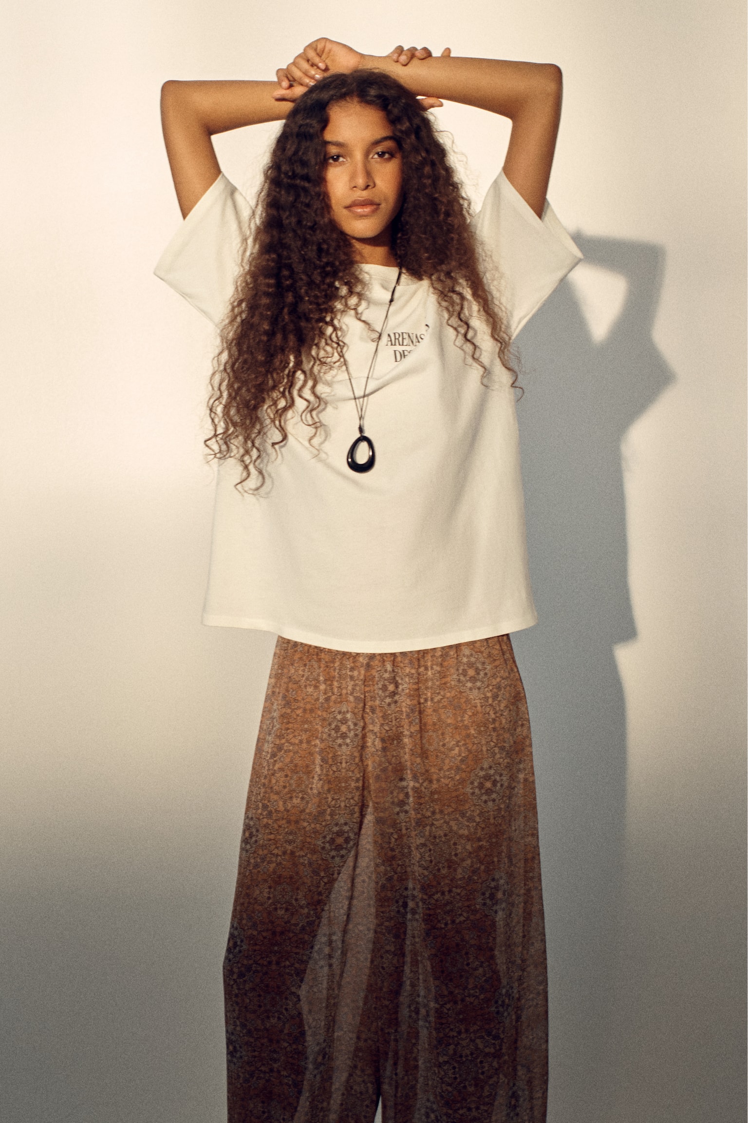 טישירט אוברסייז עם הדפס - לבן/Dunas Cantoras/שחור/Iméra Paralías - 5