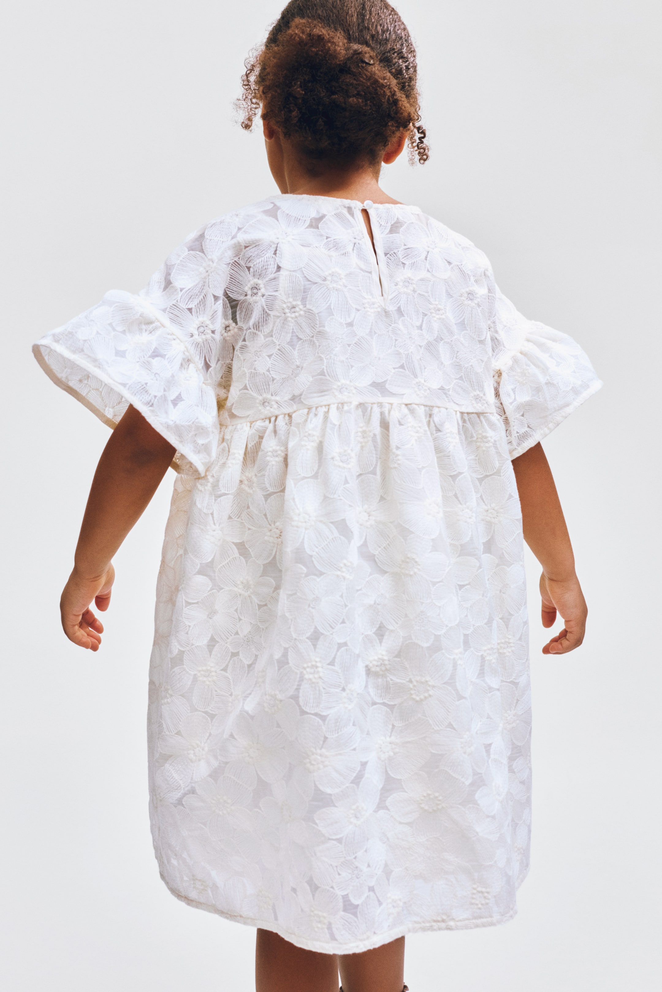 Детские платья H&M Embroidered Flutter-Sleeved Dress — фото 5