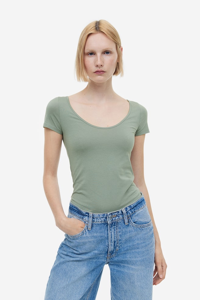 Tætsiddende T-shirt - Salviegrøn/Beige/Hvid - 1