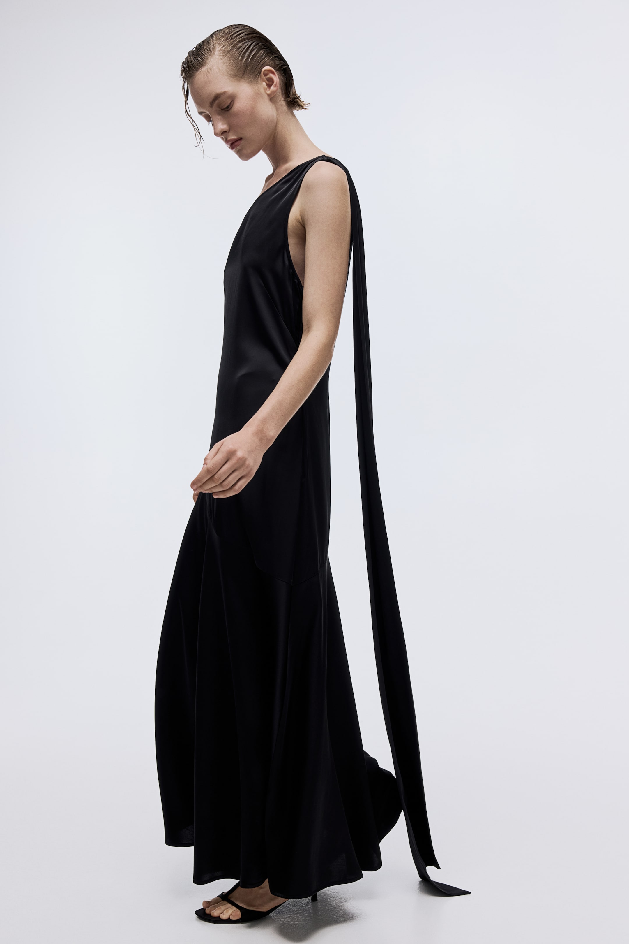 Ampliar la imagen: Vestido de satín con detalle de mascada - Black - Ladies | H&M MX 4