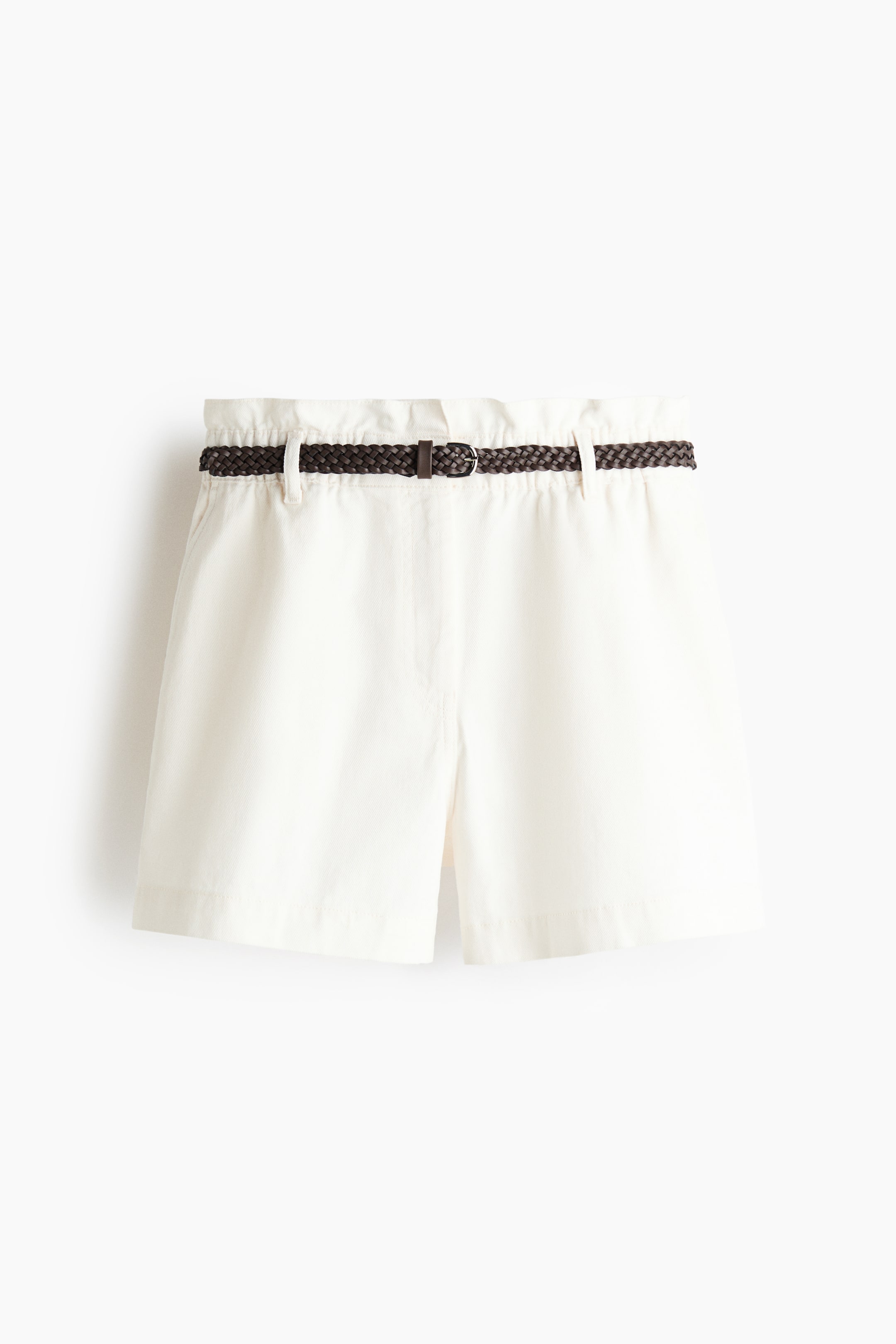 Agrandir l'image: Les shorts blancs présentent une taille froncée et des poches latérales visibles, présentés de face. Une ceinture tressée marron foncé avec une boucle en métal est passée à travers les passants de ceinture.