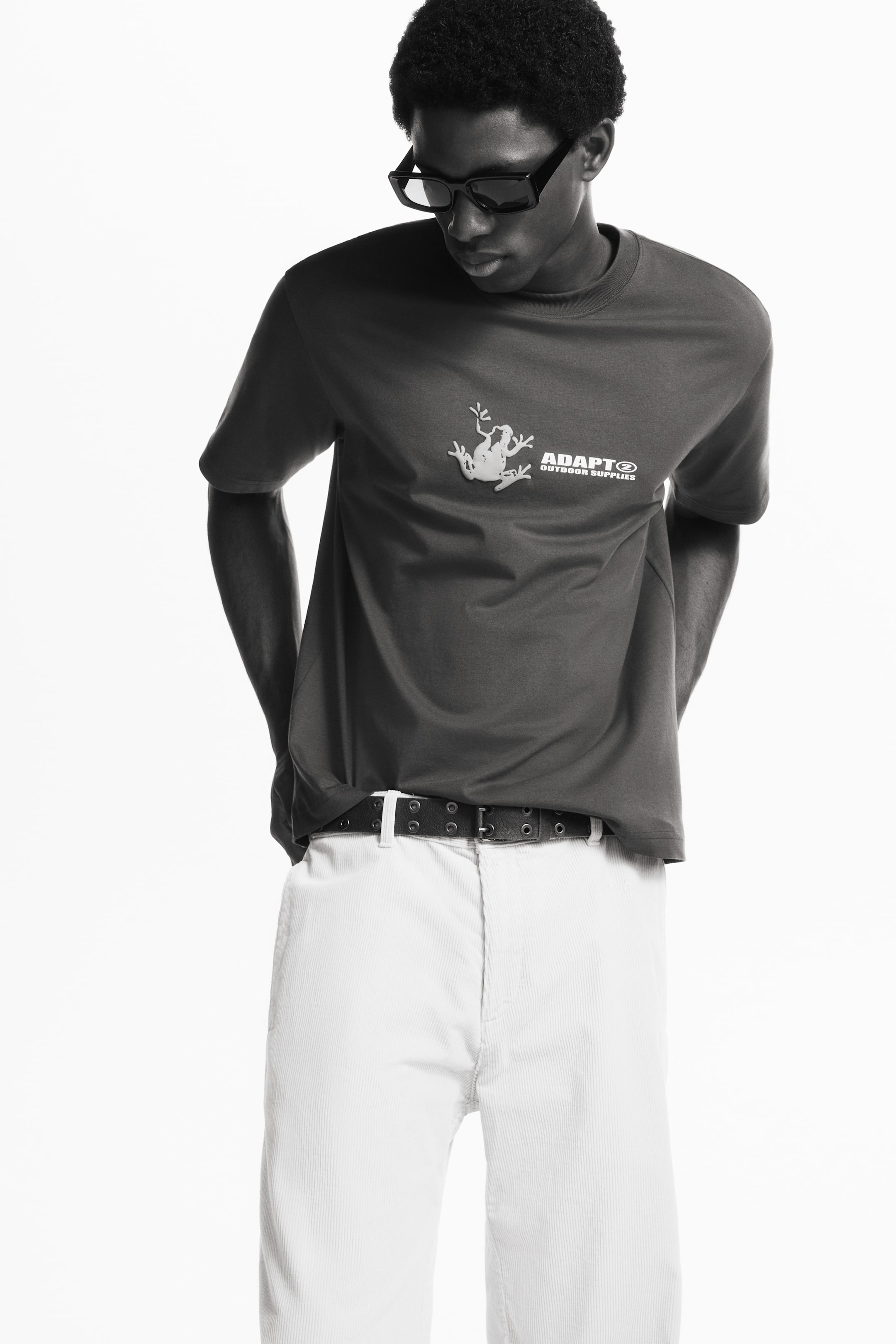 Grösseres Bild ansehen: Bedrucktes T-Shirt in Loose Fit - Braun/Adapt - HERREN | H&M CH 2