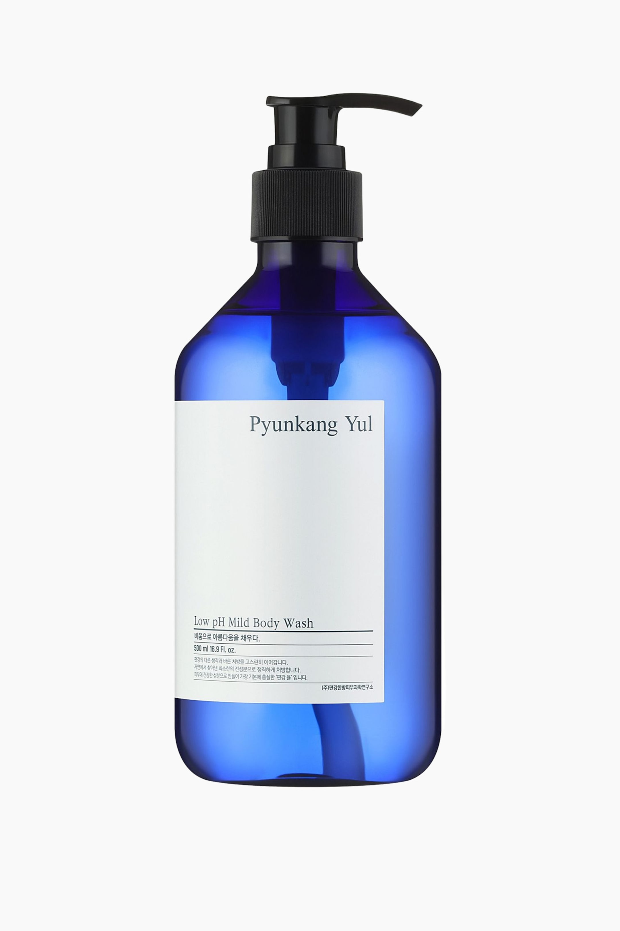 Visa större bild: En blå, halvgenomskinlig flaska med kroppstvål står framåtvänd. Den är försedd med en svart pumpdispenser med en ribbad krage. En vit rektangulär etikett är placerad på framsidan och visar "Pyunkang Yul," "Low pH Mild Body Wash," samt "500 ml 16.9 Fl. oz."