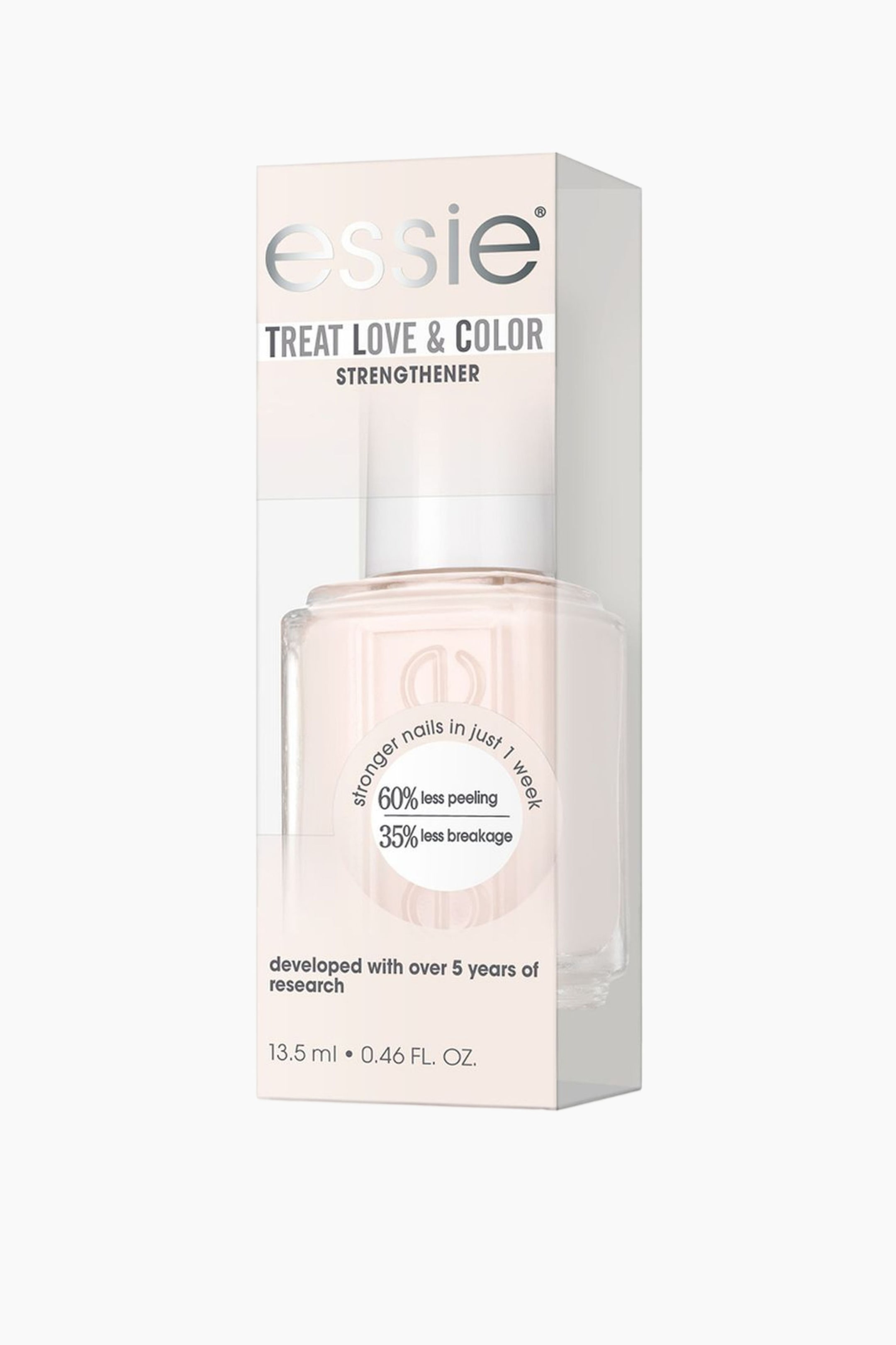 Se større billede: En Essie Treat Love & Color Strengthener vises i sin lyse ferskenfarvede rektangulære æske, let vinklet til højre, med den klare glasflaske indeholdende en gennemsigtig mælkerosa væske og hvidt låg synlig gennem en frontudskæring. En cirkulær hvid etiket på flasken fremhæver påstandene "stærkere negle på bare 1 uge," "60% mindre flækning," og "35% mindre brud."