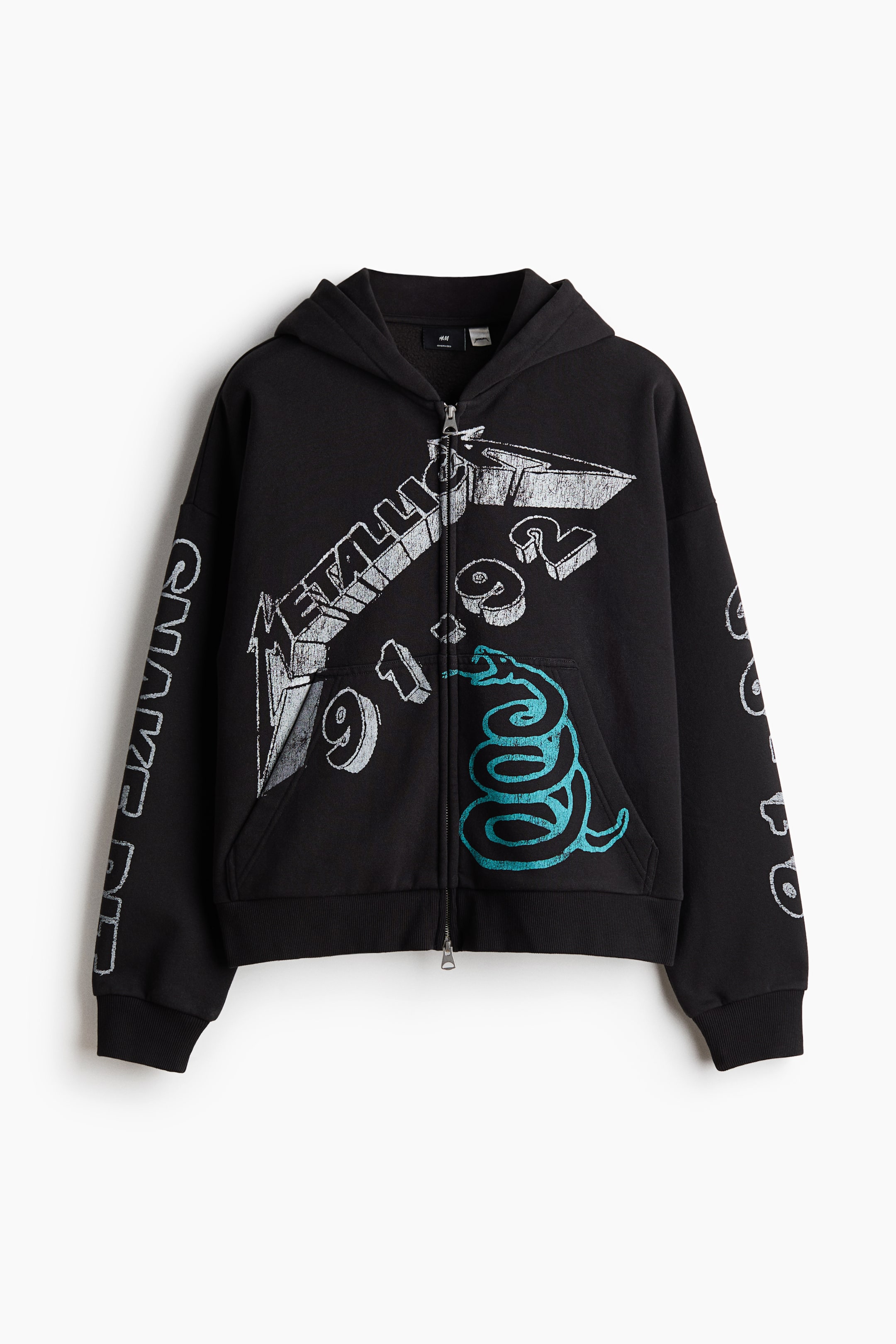 Ver imagen más grande: Una sudadera con capucha negra con cremallera al frente se presenta en vista frontal, con un gran estampado gráfico desgastado en la parte delantera que incluye la palabra "METALLICA", los números "91" y "92", y una serpiente turquesa enrollada. Una cremallera bidireccional se extiende por el centro del frente, mientras que las mangas largas muestran gráficos de texto en blanco. Se pueden ver los bolsillos delanteros, y los puños y el dobladillo están acabados con ribetes anchos acanalados.