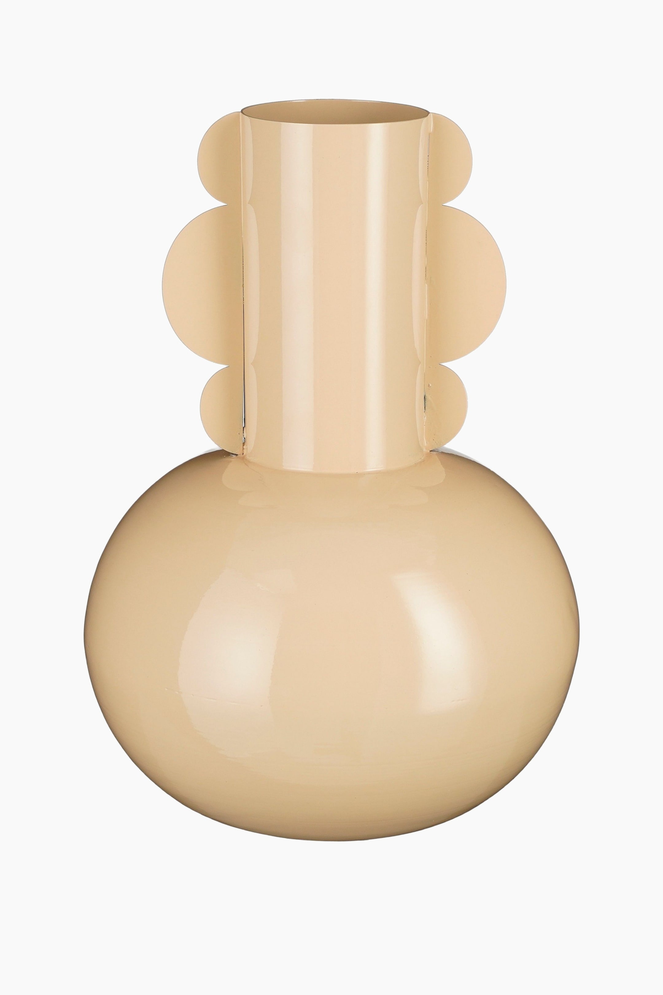 Grotere afbeelding bekijken: Een licht beige glanzende vaas met een bolvormig lichaam en een cilindrische hals, waarbij de hals is gedetailleerd met verticale, aangehechte geschulpte panelen.