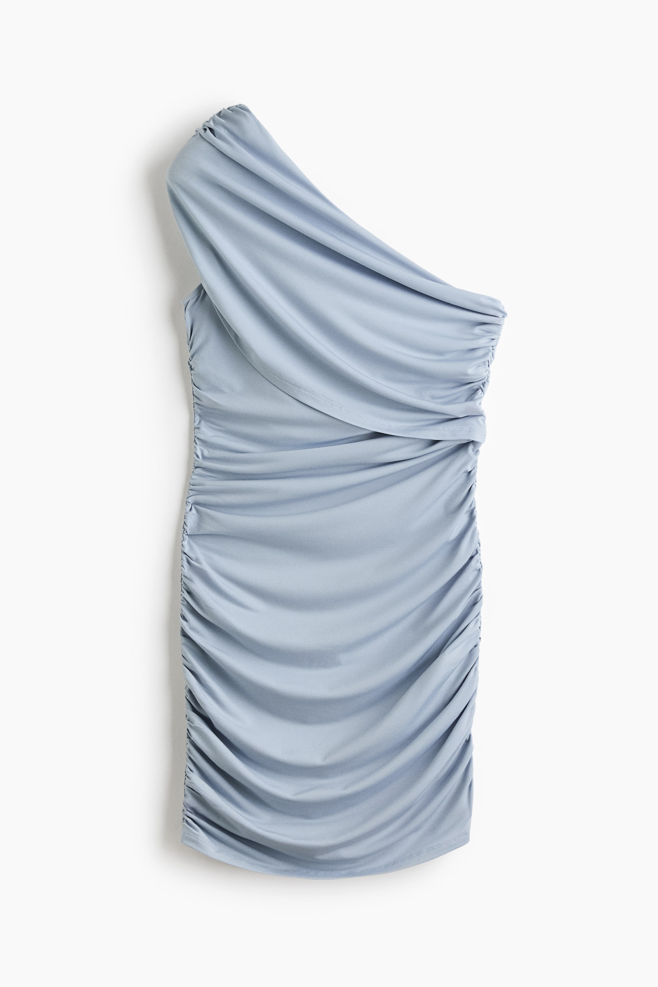 Ver imagen más grande: Un vestido ajustado de un solo hombro en azul claro presenta un fruncido extenso a lo largo de su corpiño y falda. La única tira del hombro está recogida y se drapea sobre el pecho.