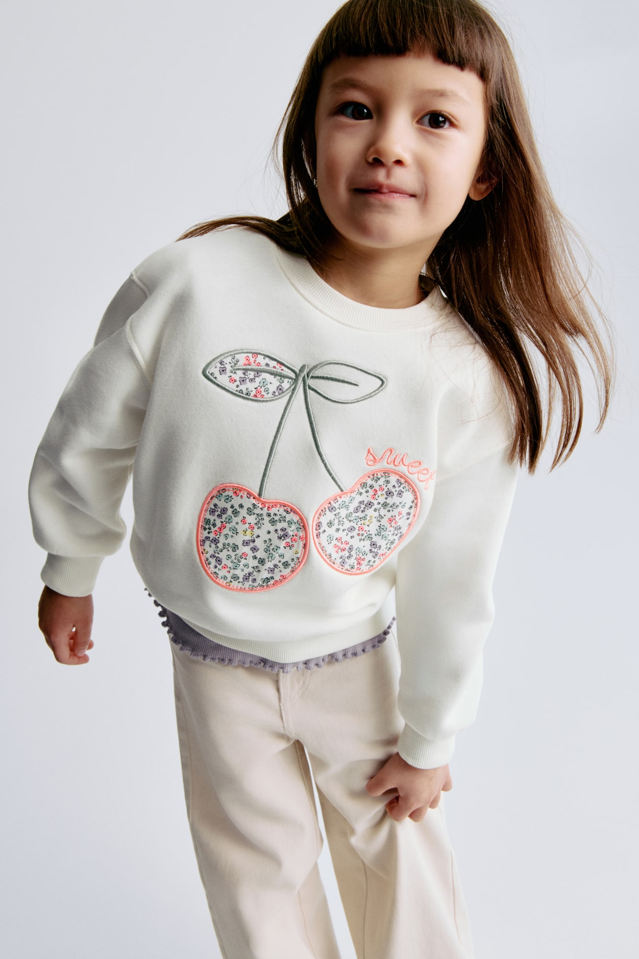 SHEIN Leap Crew Felpa casual a maniche lunghe con motivo a ciliegie, adatta per l'autunno/inverno, per ragazze pre-adolescenti | SHEIN ALIA SHEIN Leap Crew Felpa casual a maniche lunghe con motivo a ciliegie, adatta per l'autunno/inverno, per ragazze pre-adolescenti | SHEIN ALIA