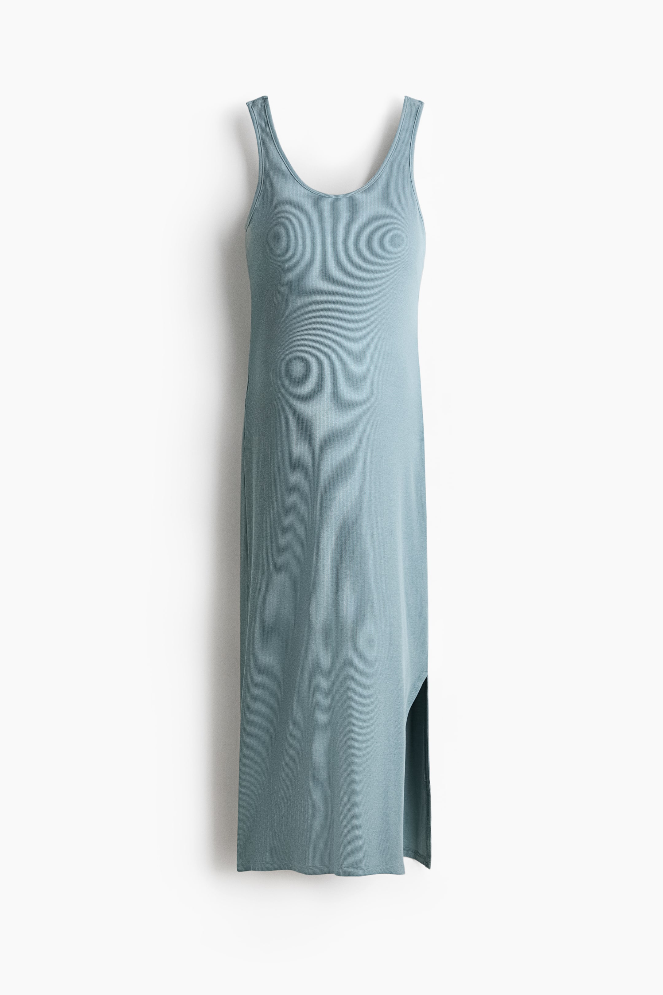 Agrandir l'image: La robe en maille bleu poussiéreux présente un col rond et des bretelles style débardeur, offrant une silhouette longue et droite. Une fente haute est visible sur le côté gauche du porteur.