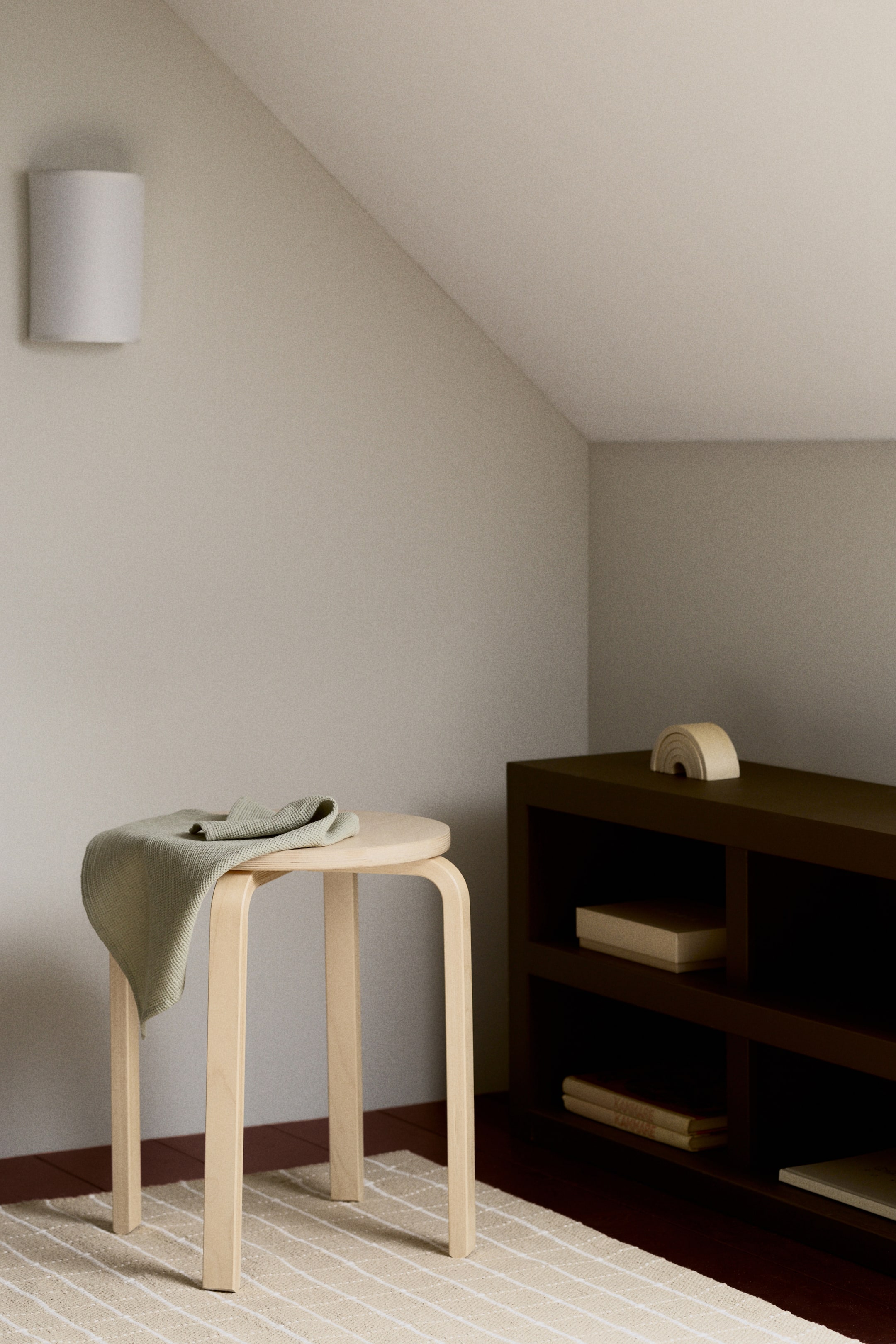 Visa större bild: Ett ljusgrönt tyg med en våfflad bomullsväv är draperat över en ljus träpall.