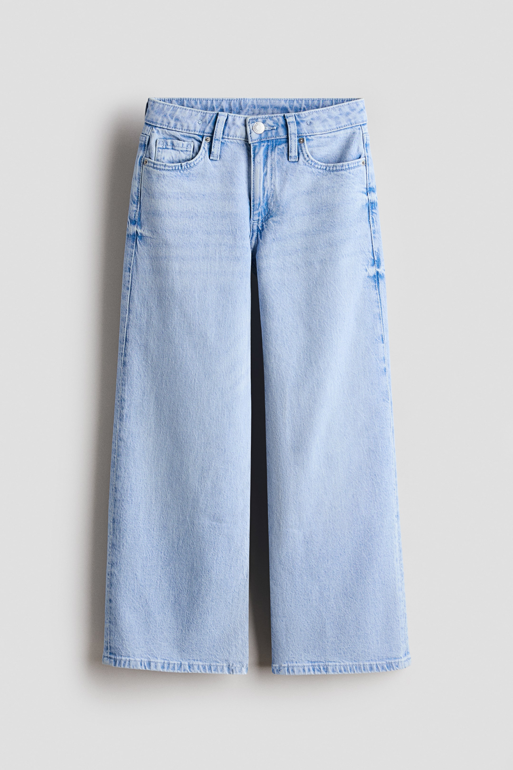 Näytä suurempi kuva: Vaaleaksi pestyt, puuvillaiset denimfarkut on kuvattu edestä; niissä on korkea vyötärö säädettävällä kuminauhalla, vetoketju ja nappisuljenta, 5-taskuinen malli sekä leveät lahkeet.