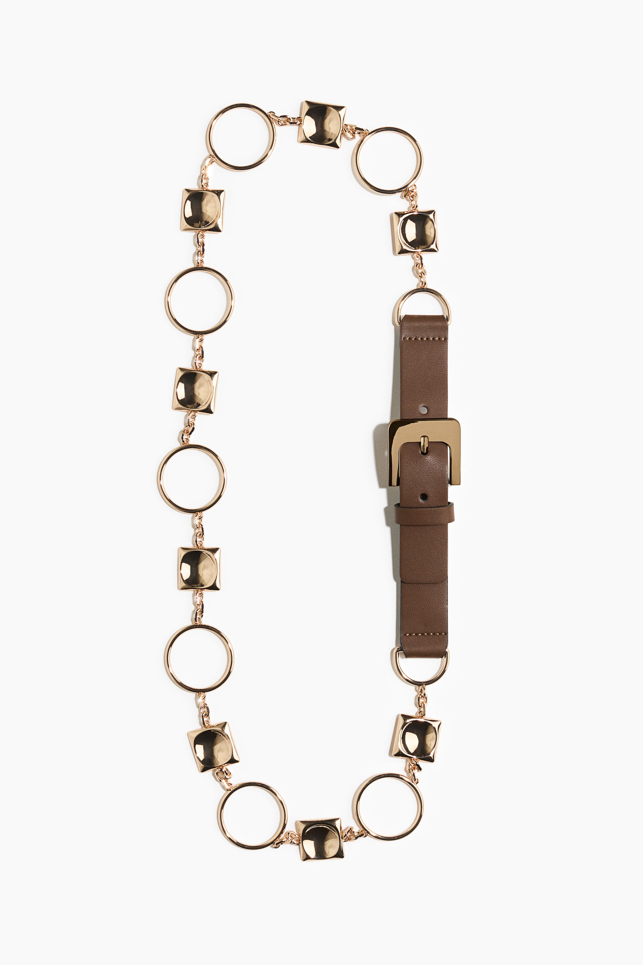 Agrandir l'image: Une ceinture présente un motif d’anneaux dorés interconnectés et de maillons carrés bombés. Une lanière en cuir marron forme un segment, doté d’une boucle rectangulaire dorée.